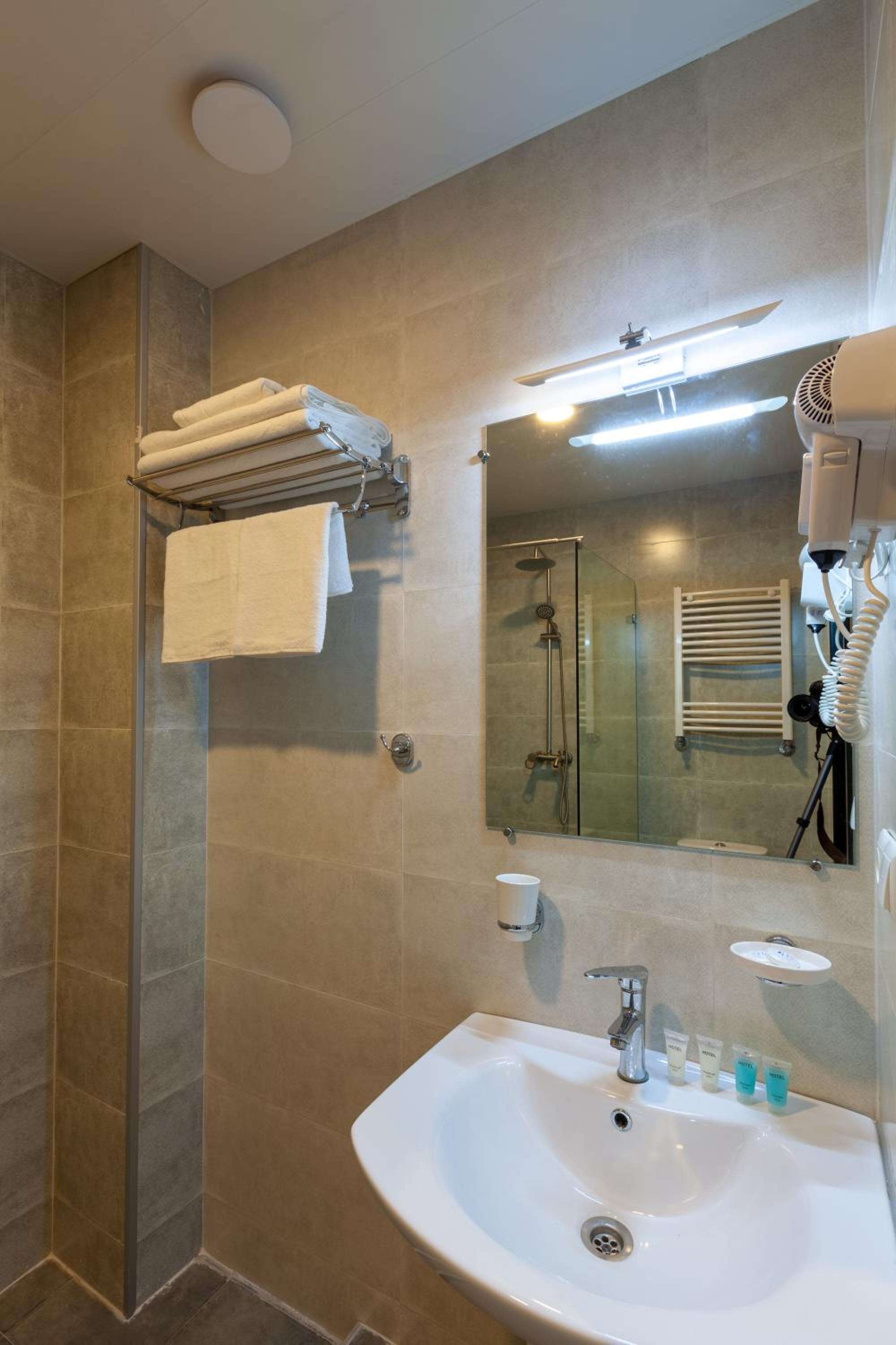 Double or Twin Room with City View photo 2