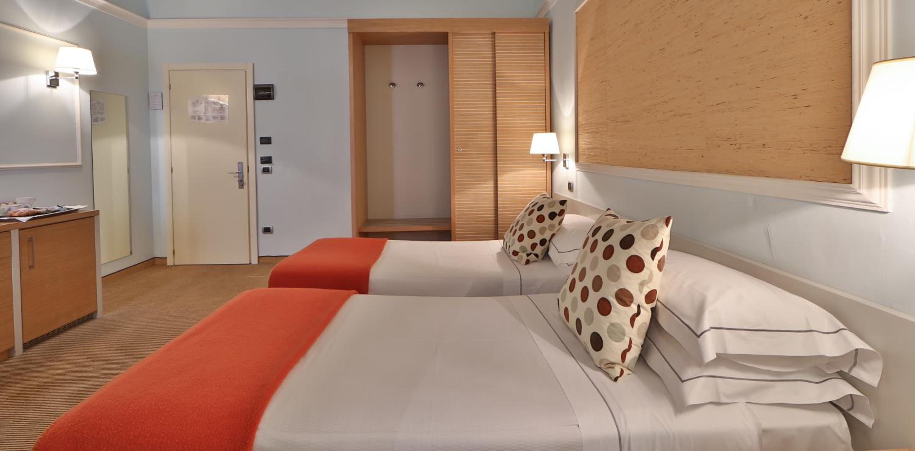 Classic Twin Room - Photo 2