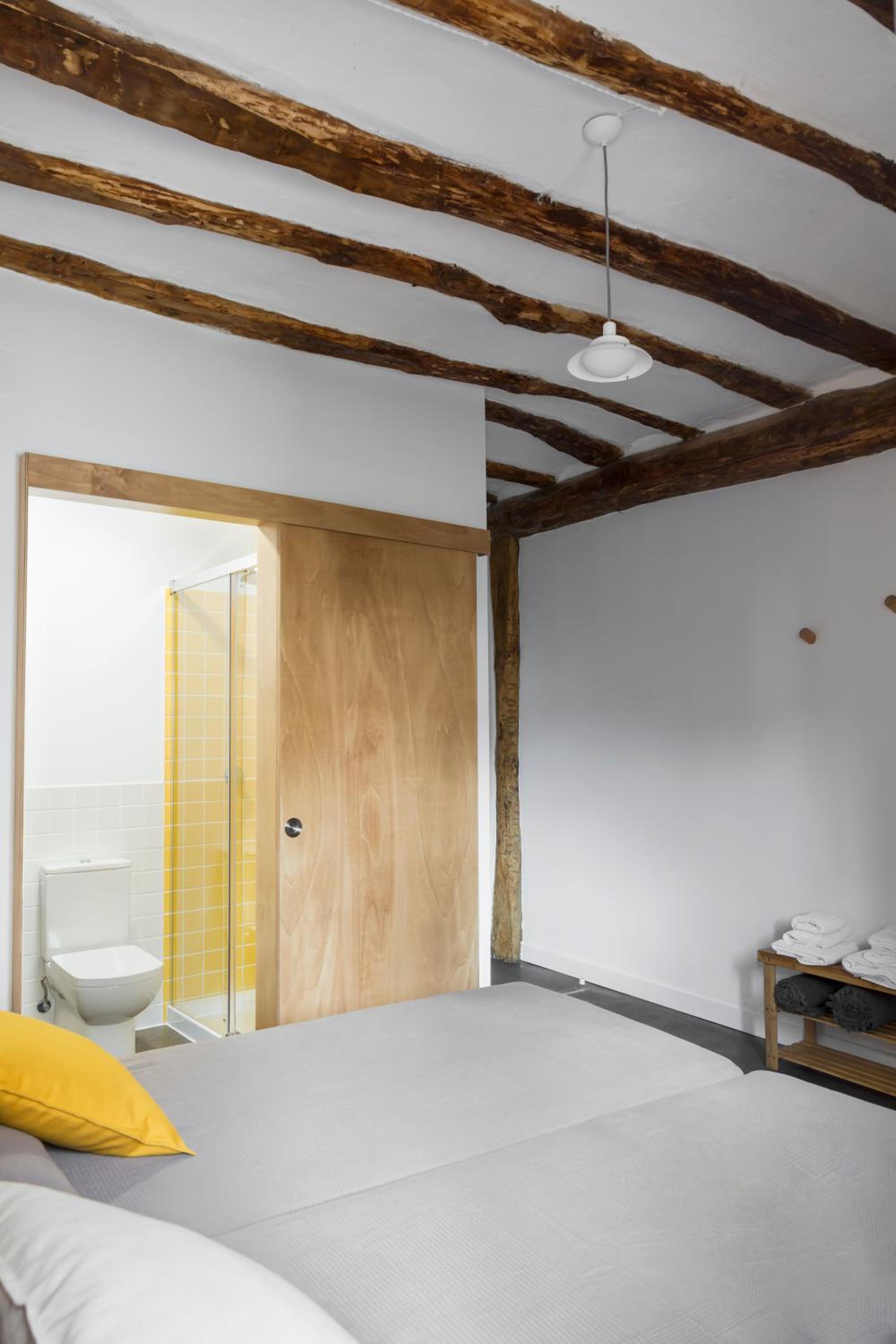 Habitación Doble con Cama Extra y Baño Privado