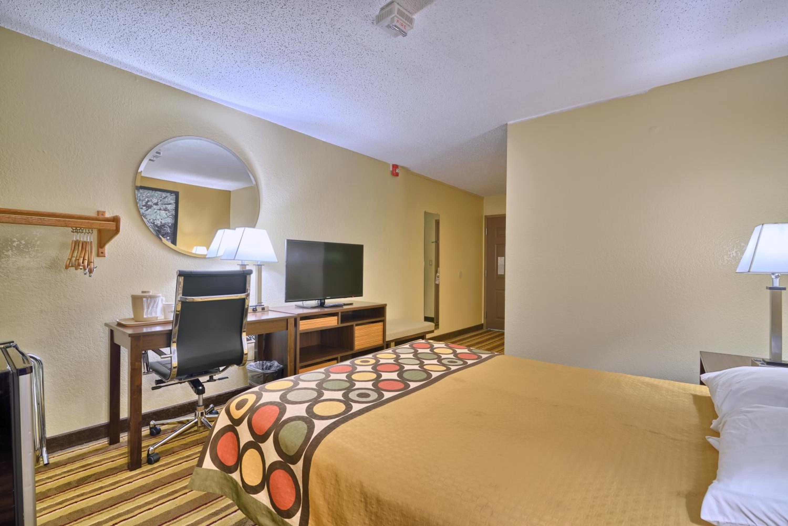 Queen Room - Disability Access/Non-Smoking - Photo 9