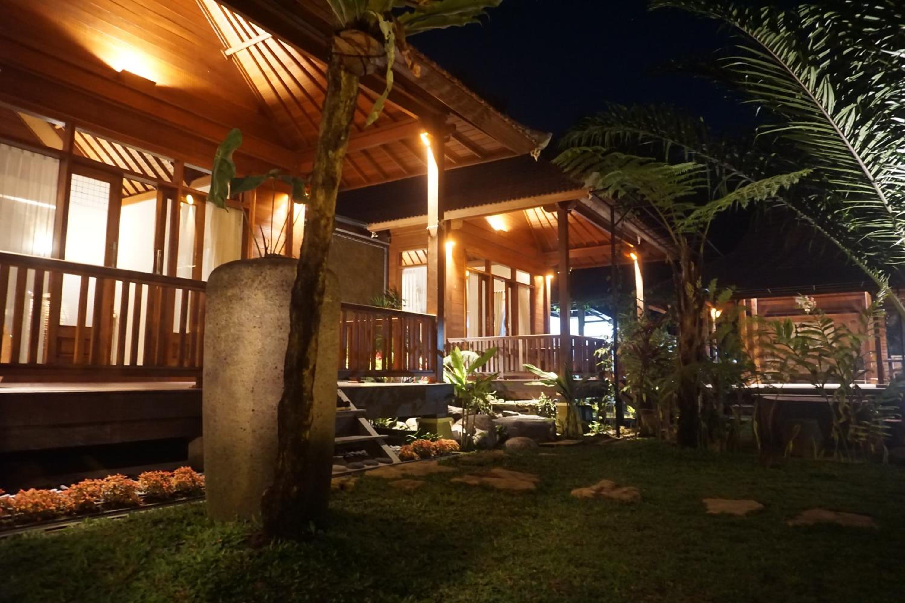 Deluxe Double Room with Balcony - Photo 8