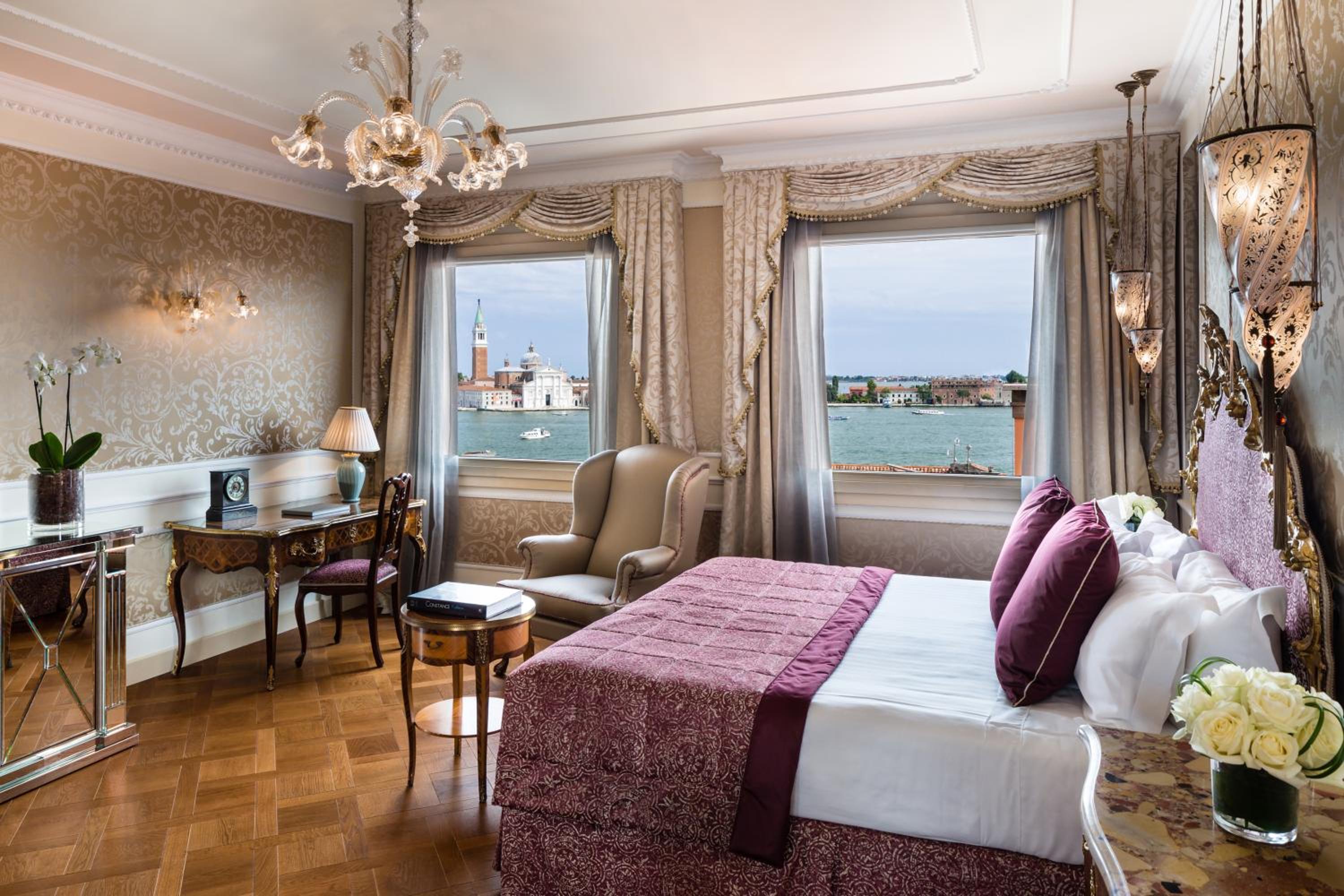Junior Suite with Lagoon View - Photo 1