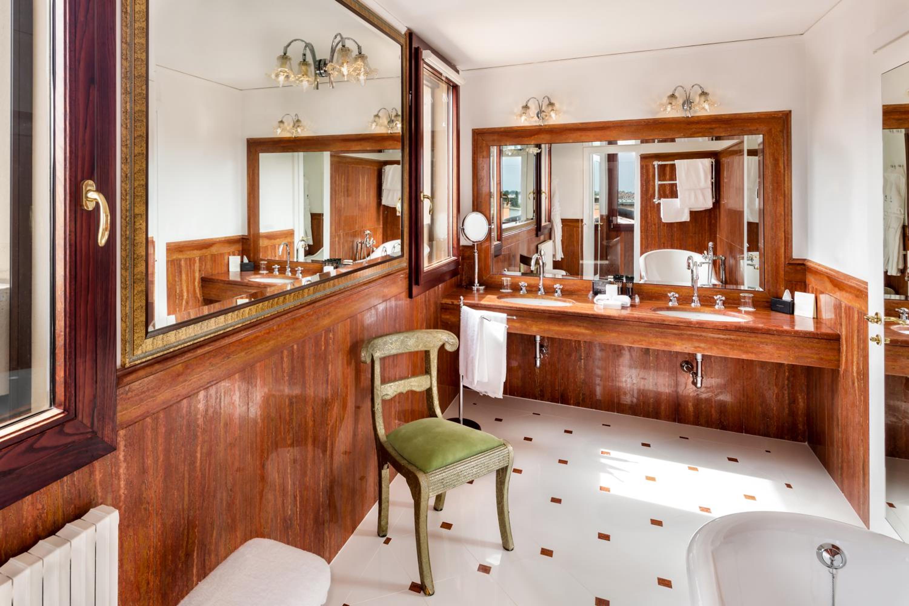 Junior Suite with Lagoon View - Photo 6