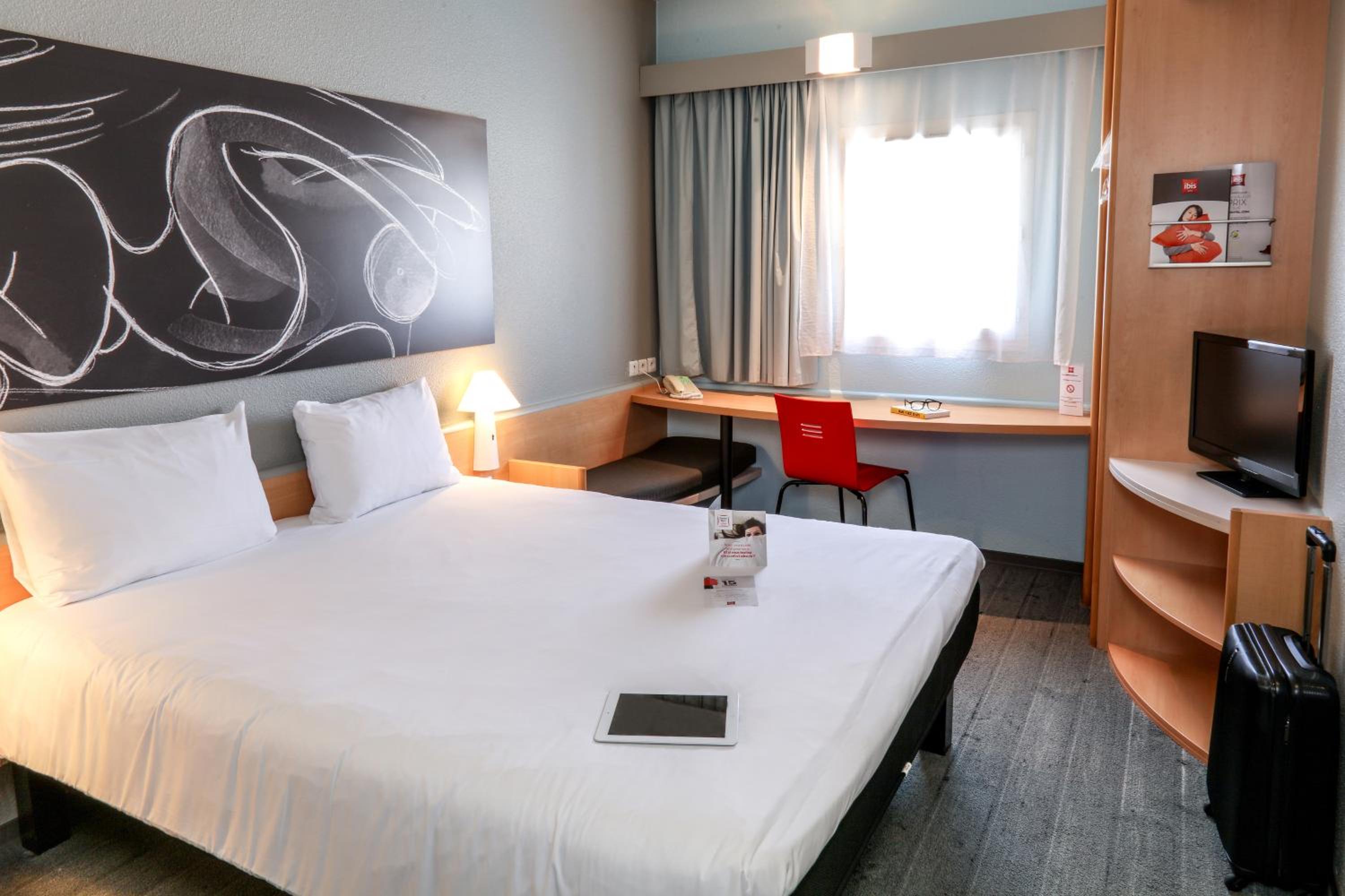 Standard Room with One Double Bed and One Single Bed - Photo 4