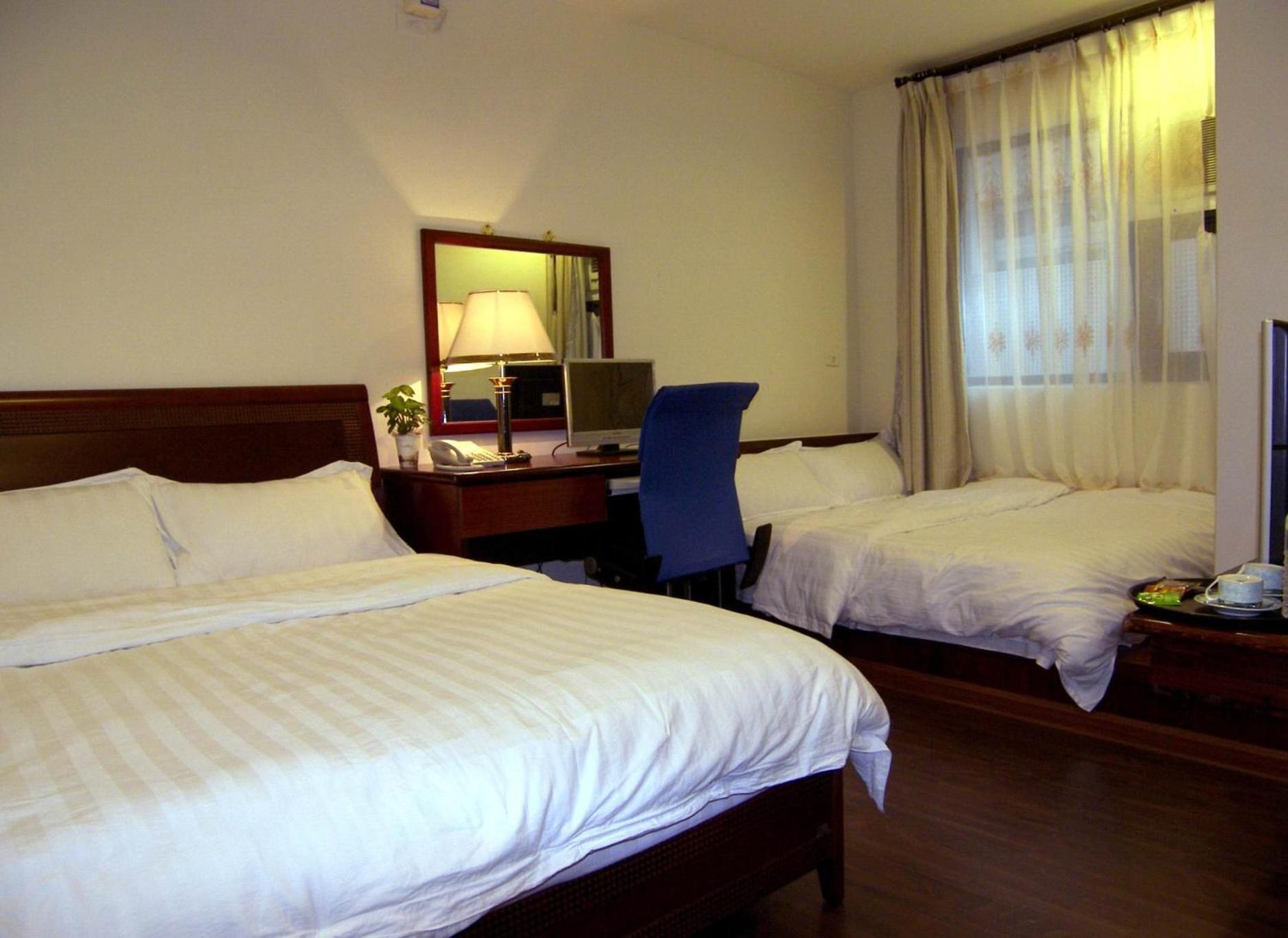 Standard Queen Room with Two Queen Beds photo 3