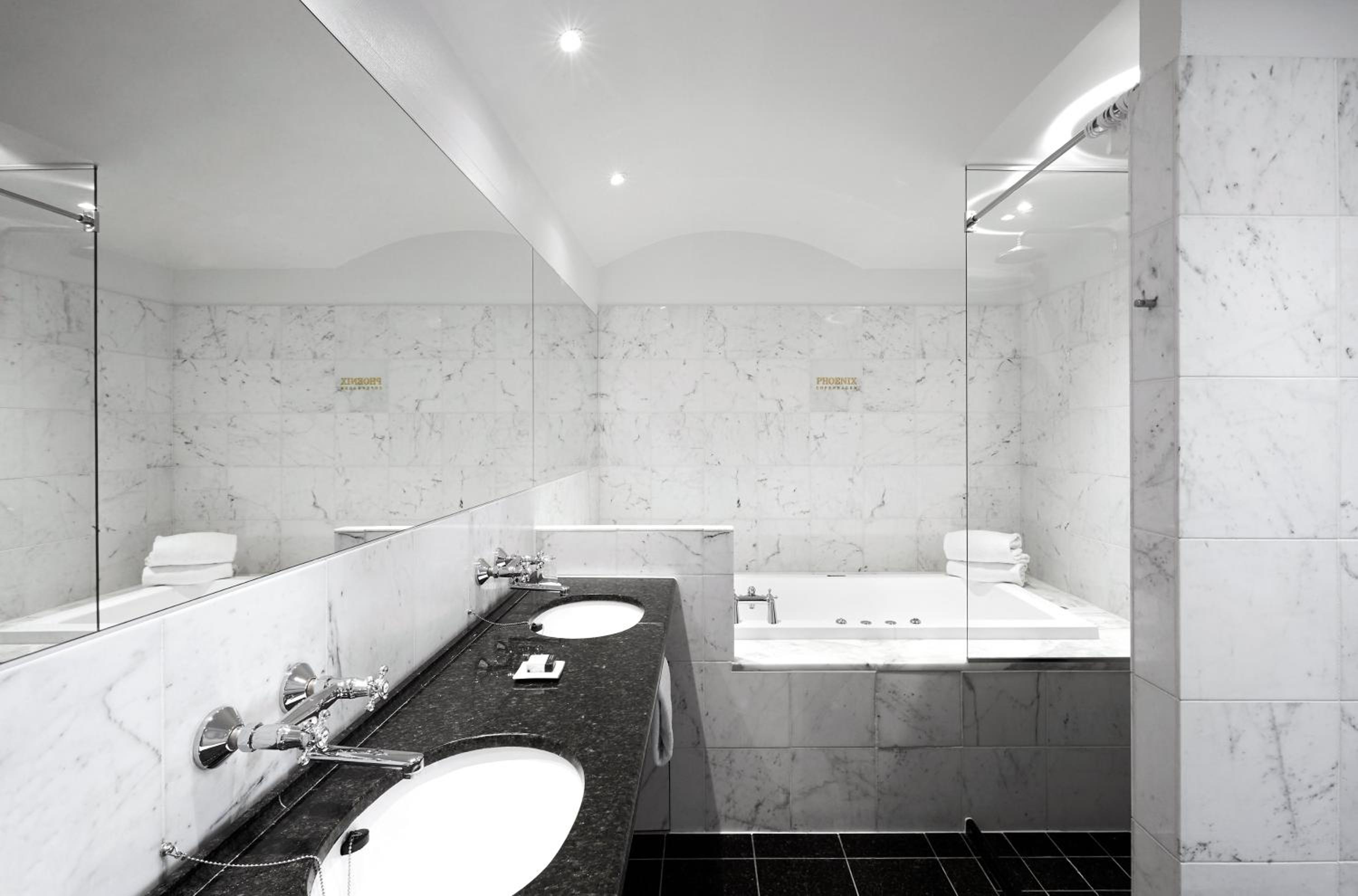 Suite with Access to Executive Lounge - Photo 14