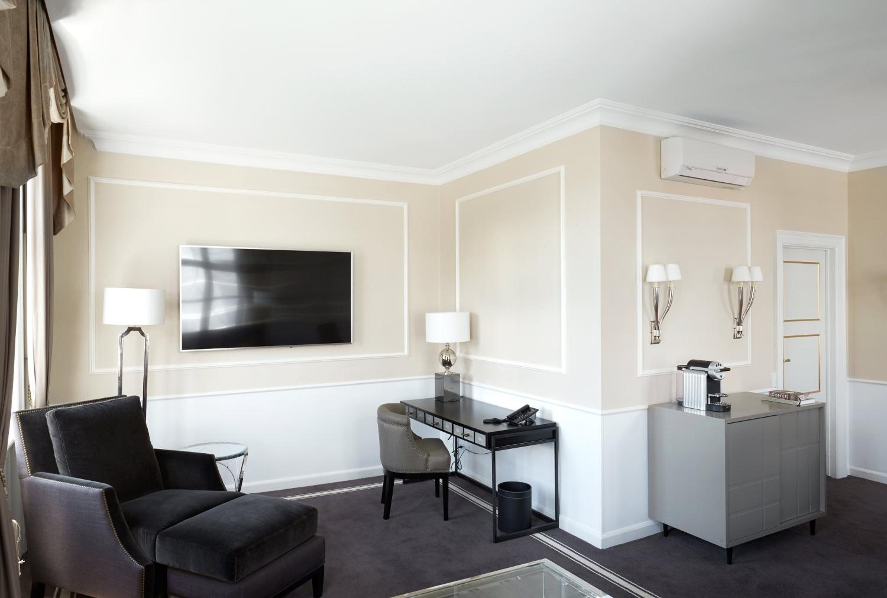 Suite with Access to Executive Lounge - Photo 3
