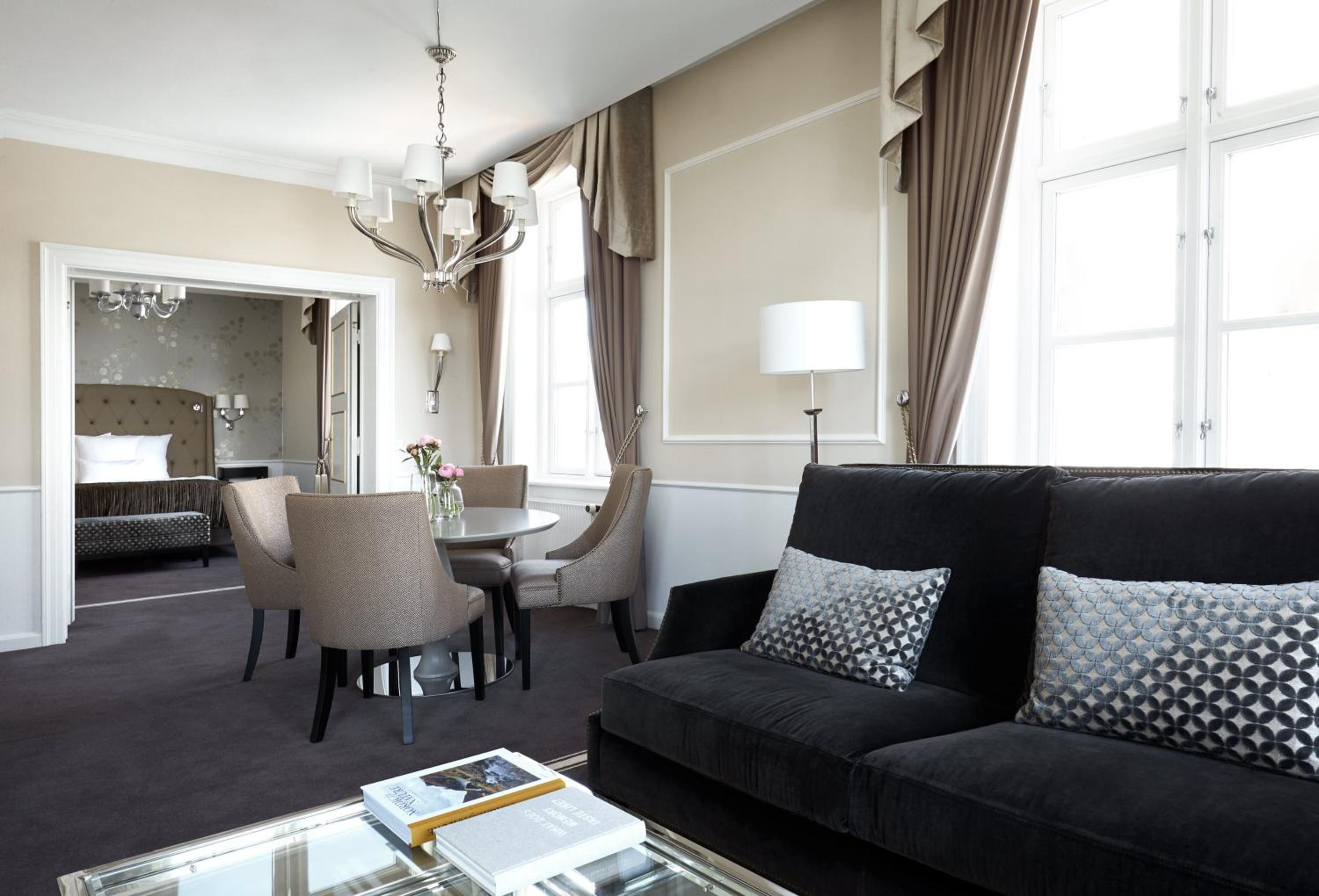 Suite with Access to Executive Lounge - Photo 2