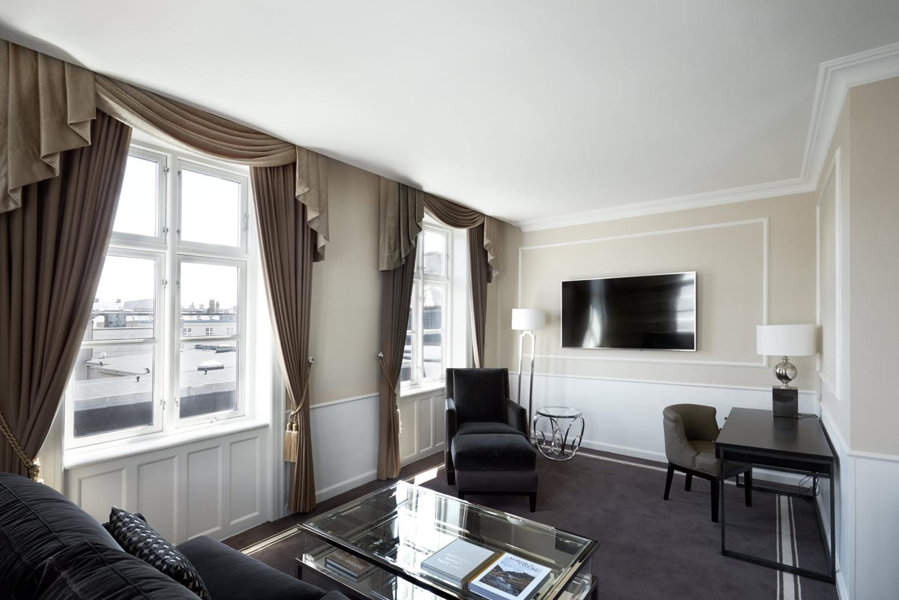 Suite with Access to Executive Lounge - Photo 5