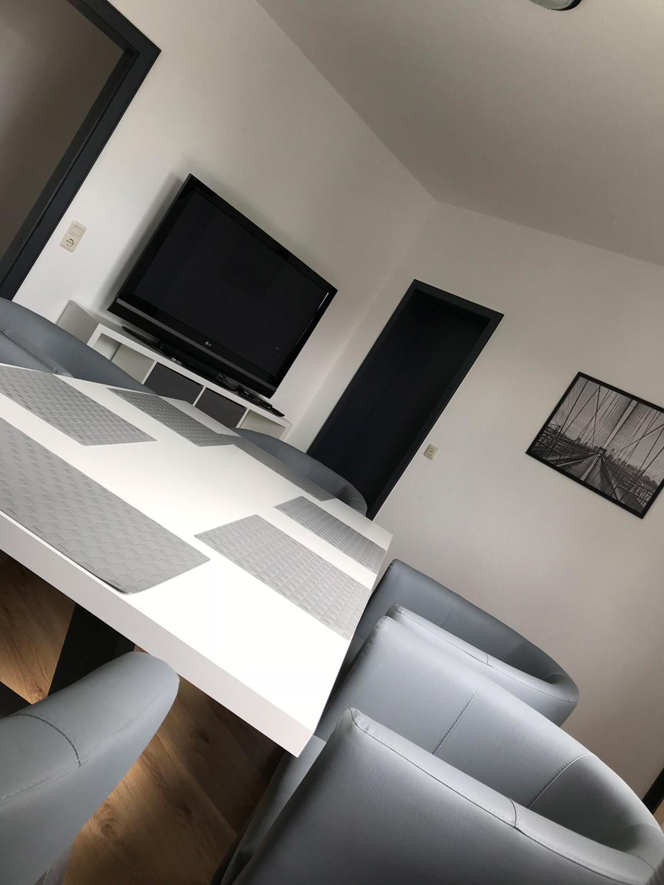 Five-Bedroom Apartment - Photo 5