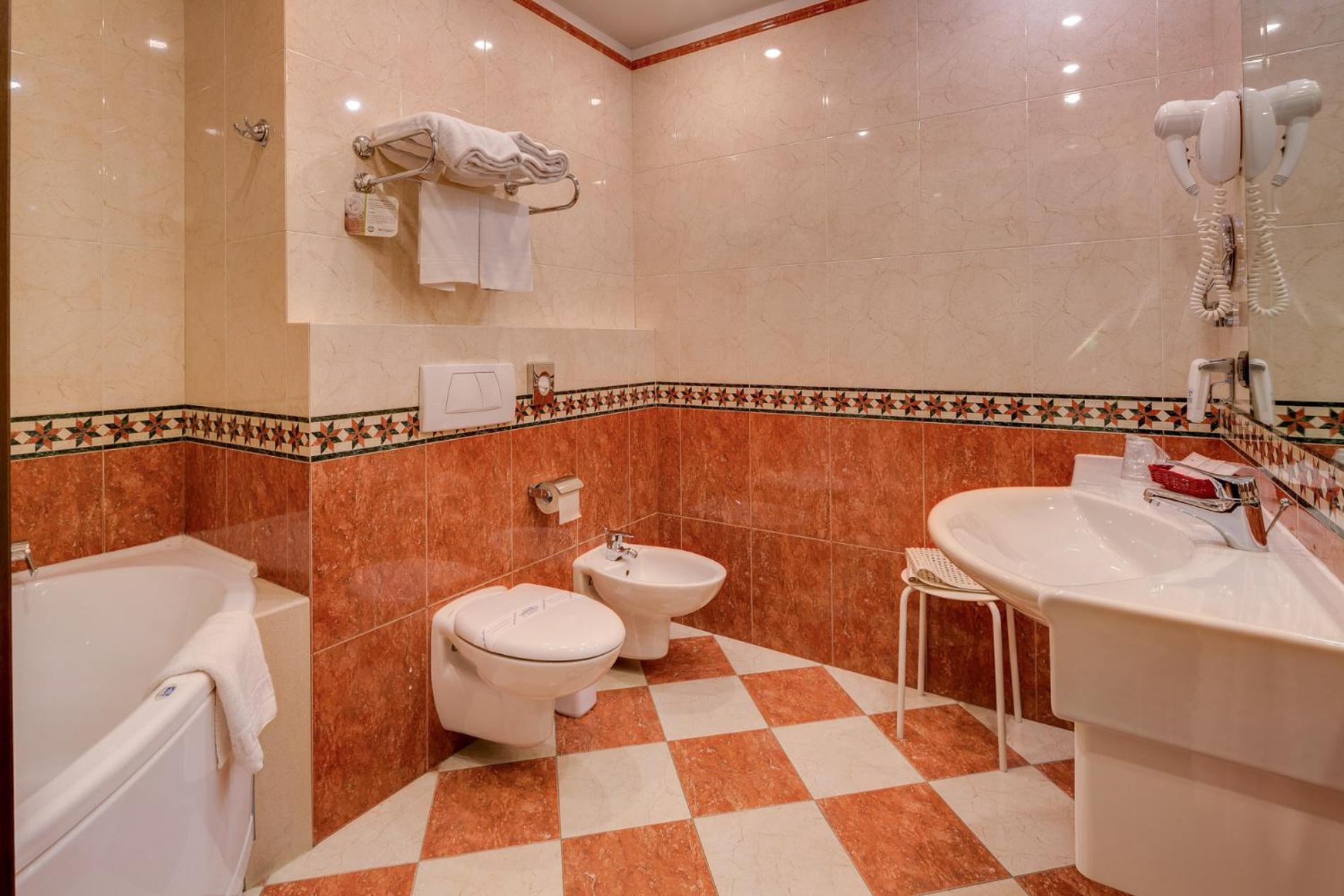 Junior Queen Suite - Photo 3