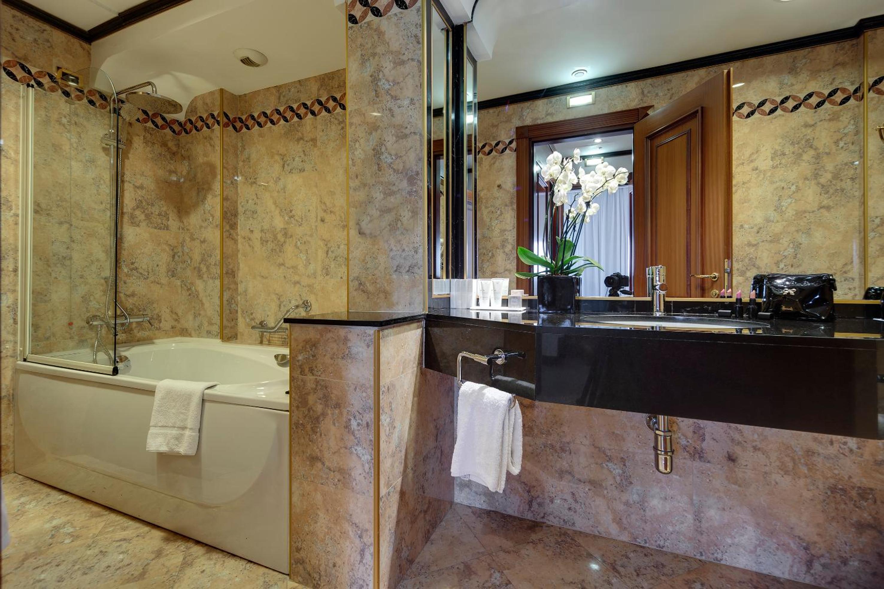 The Level Presidential Suite and Lounge Access thumbnail 5