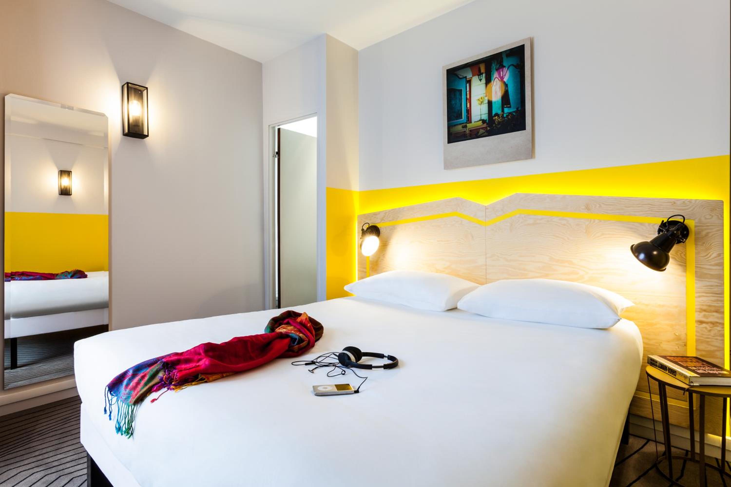 Standard Triple Room with 2 Single Beds and Sofa Bed photo 3