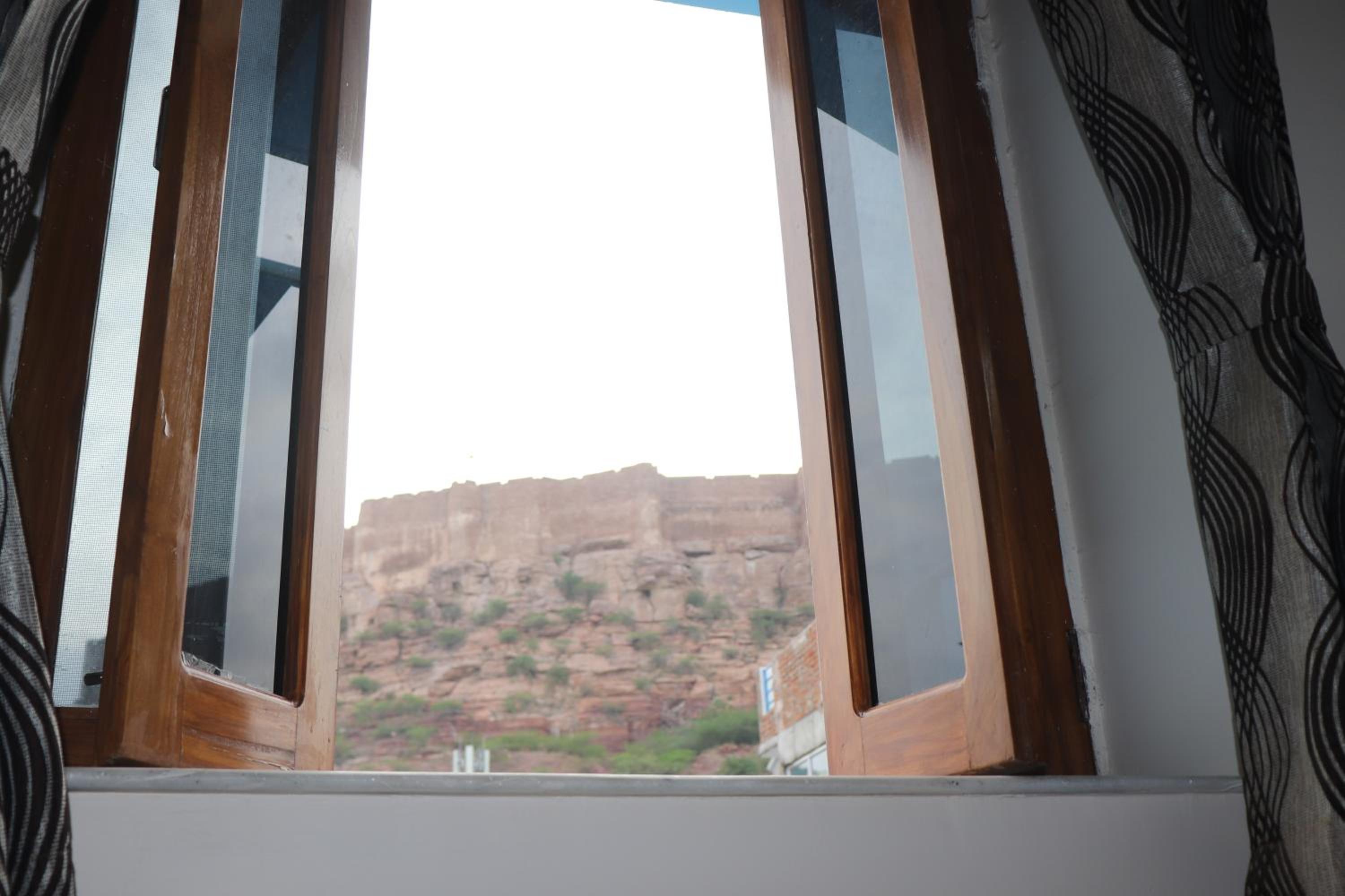 Deluxe Double Room with Balcony - Photo 12