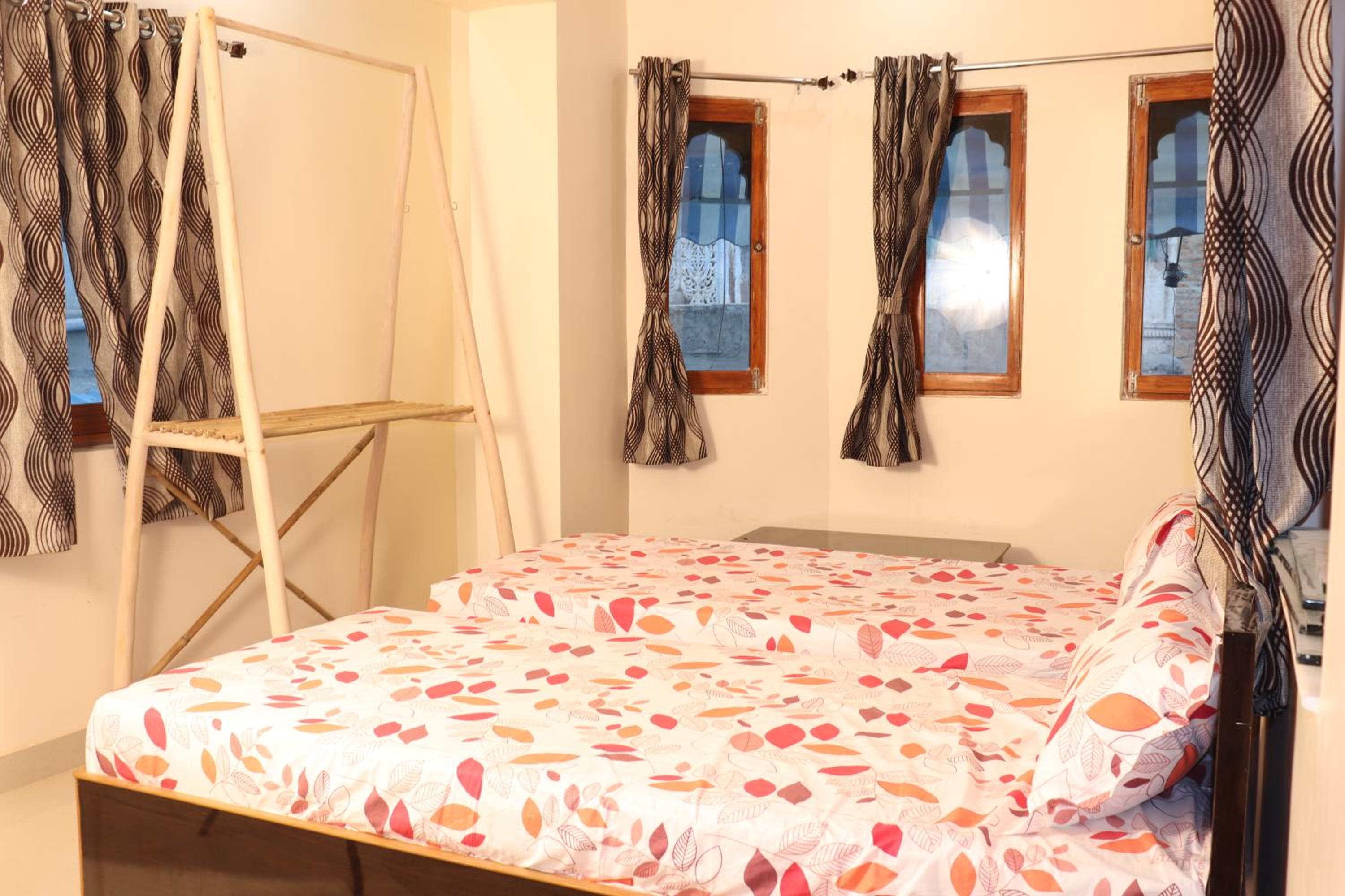 Double or Twin Room with Bathroom - Photo 6
