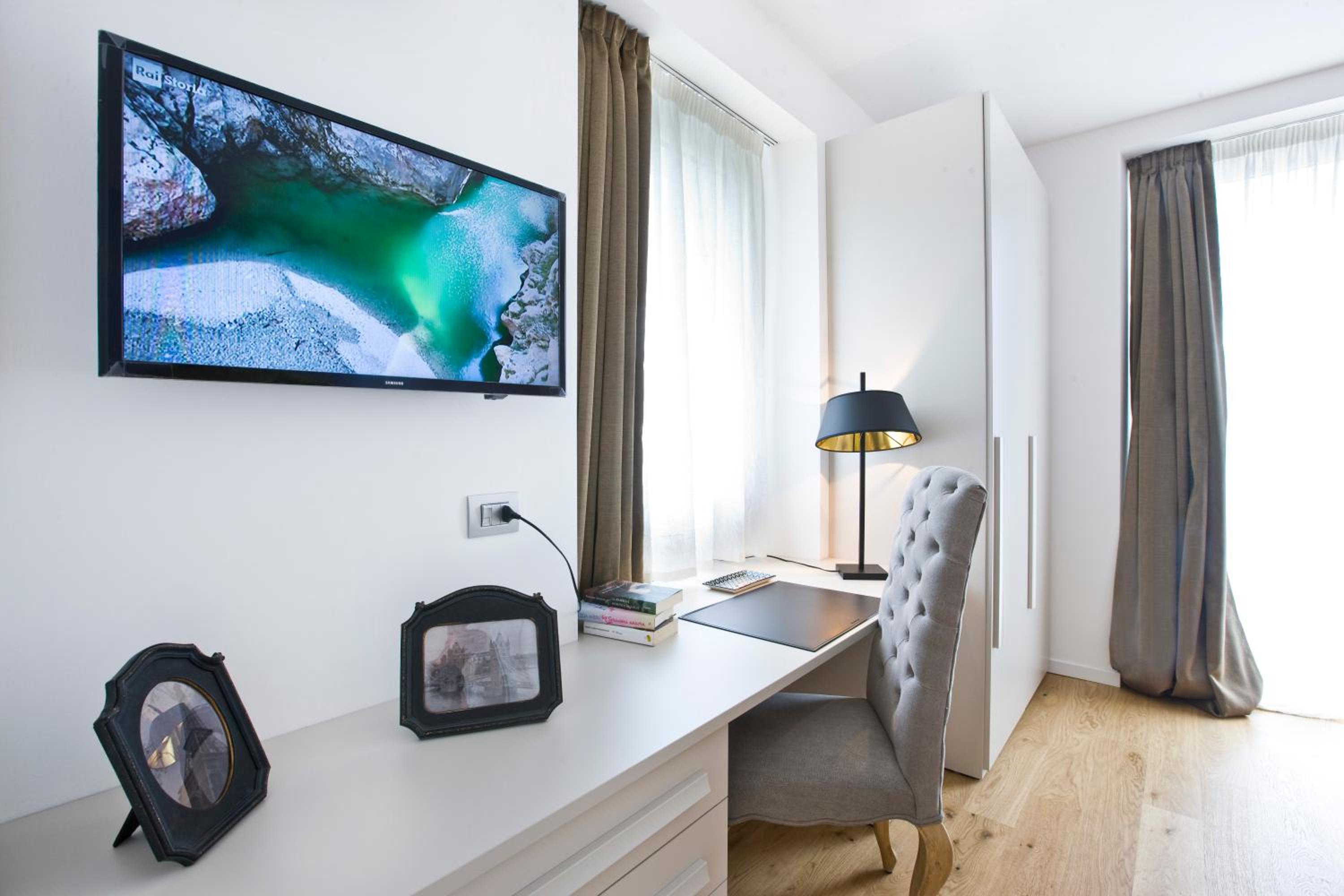 One-Bedroom Suite - Photo 3