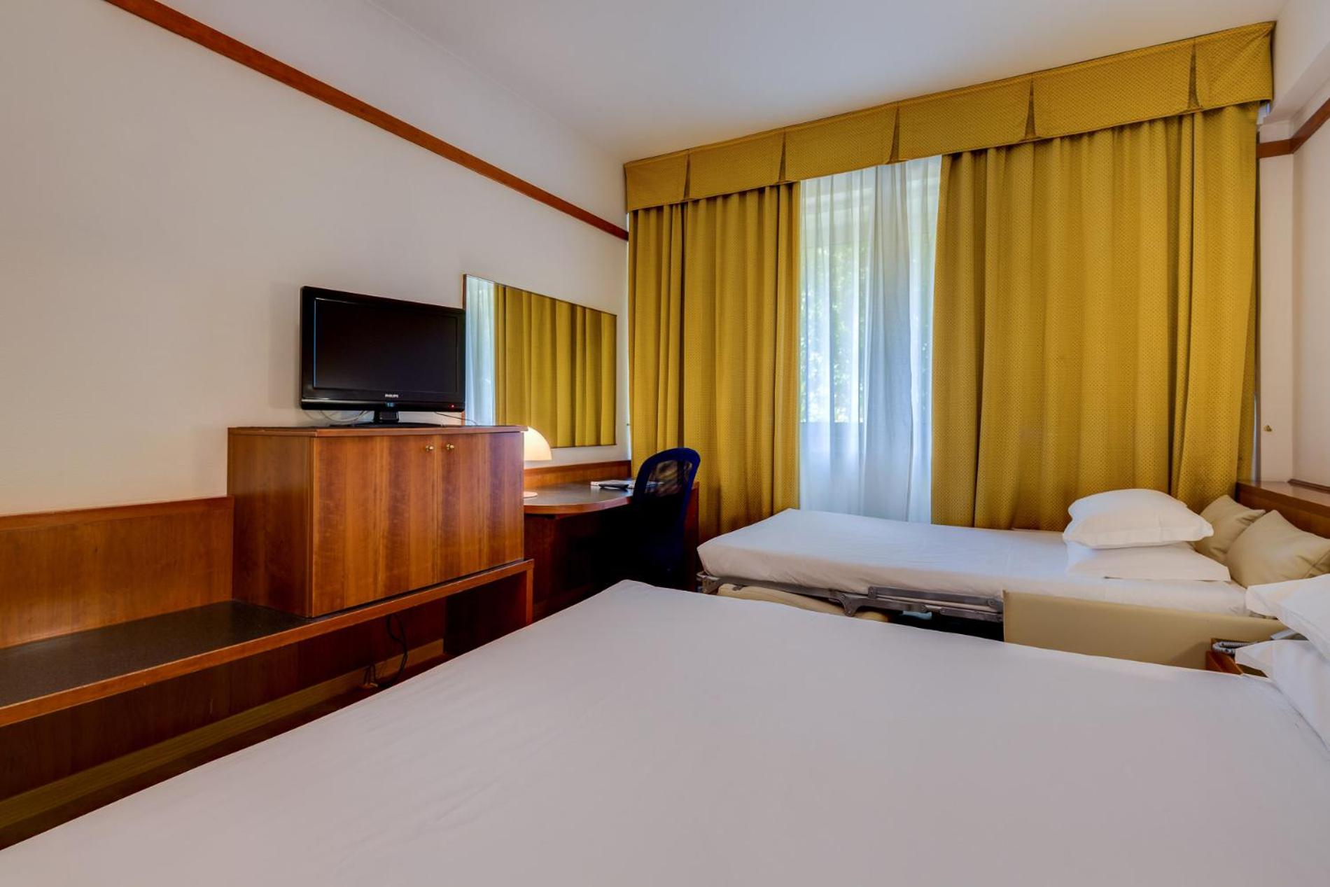 Classic Queen Room with Single Bed - Photo 6