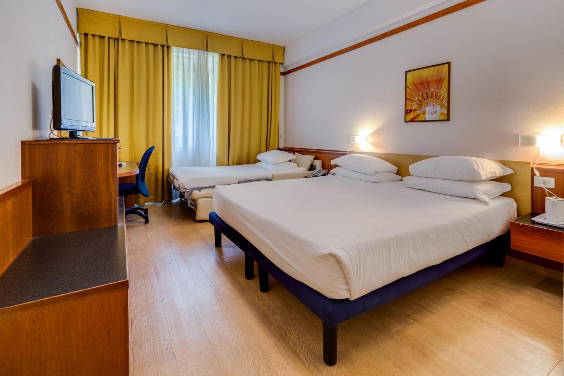 Classic Queen Room with Single Bed - Photo 5