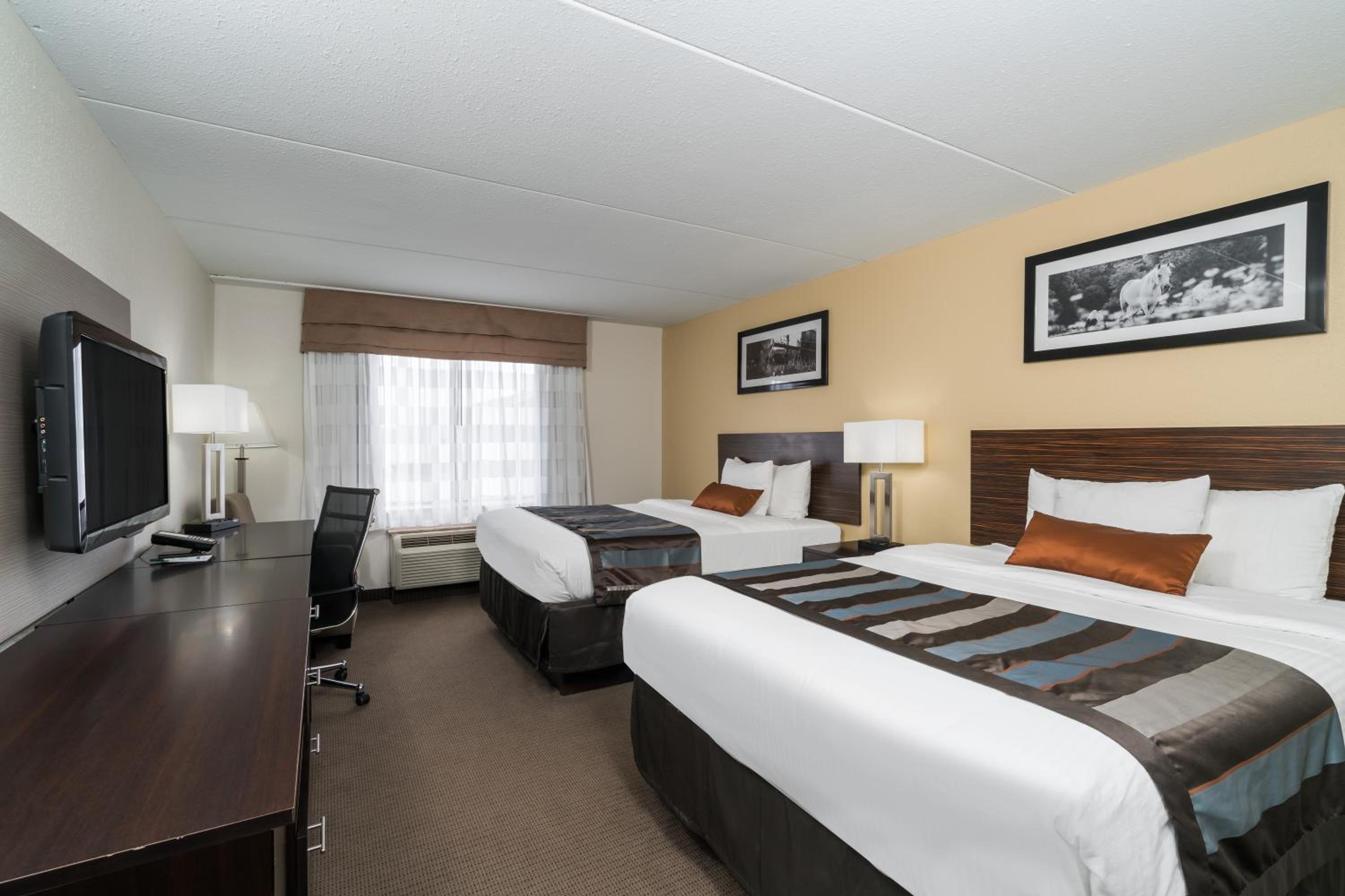 Queen Room with Two Queen Beds - Non-Smoking - Photo 1