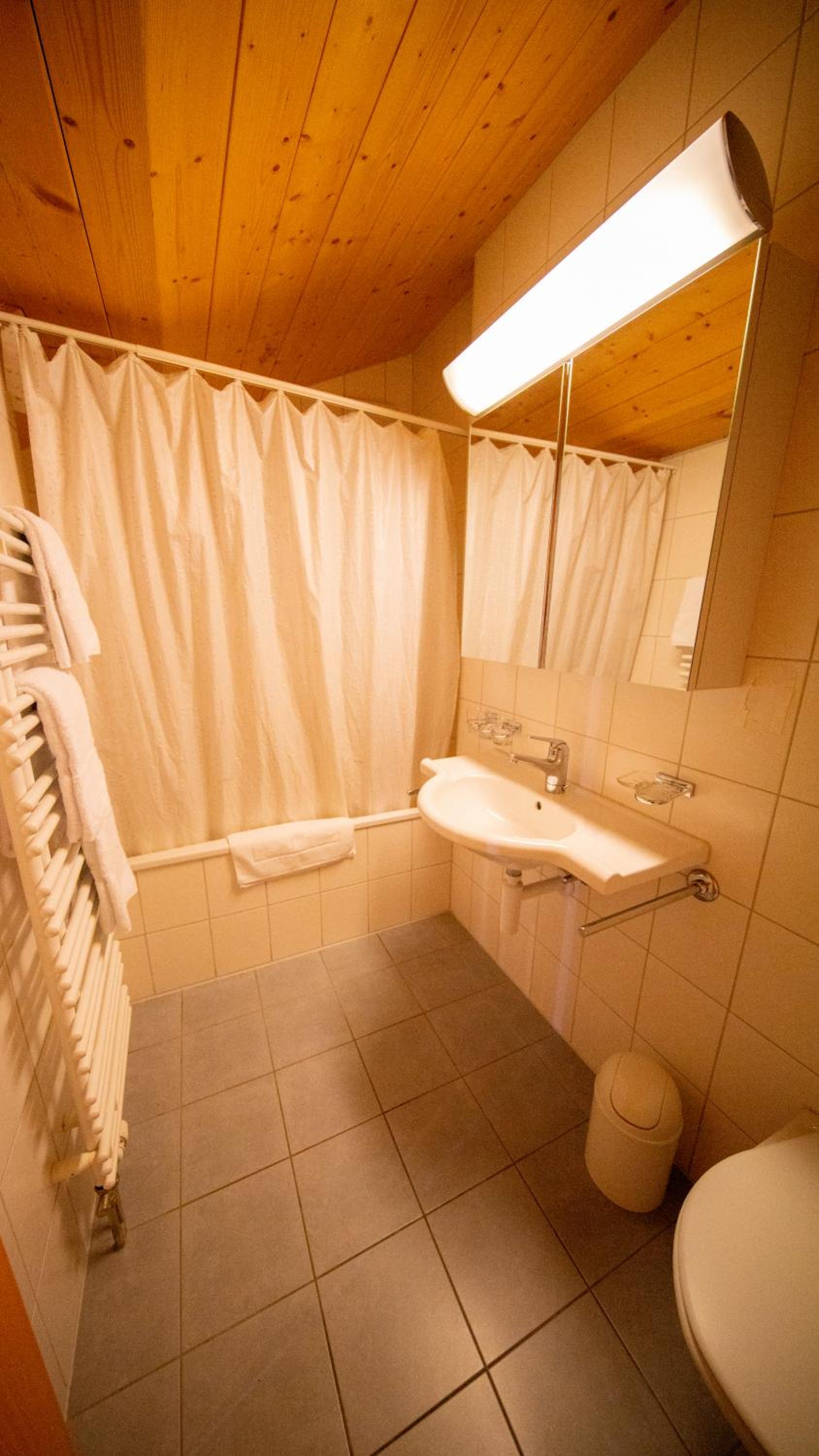 Quintuple Room with Private Bathroom - Photo 7