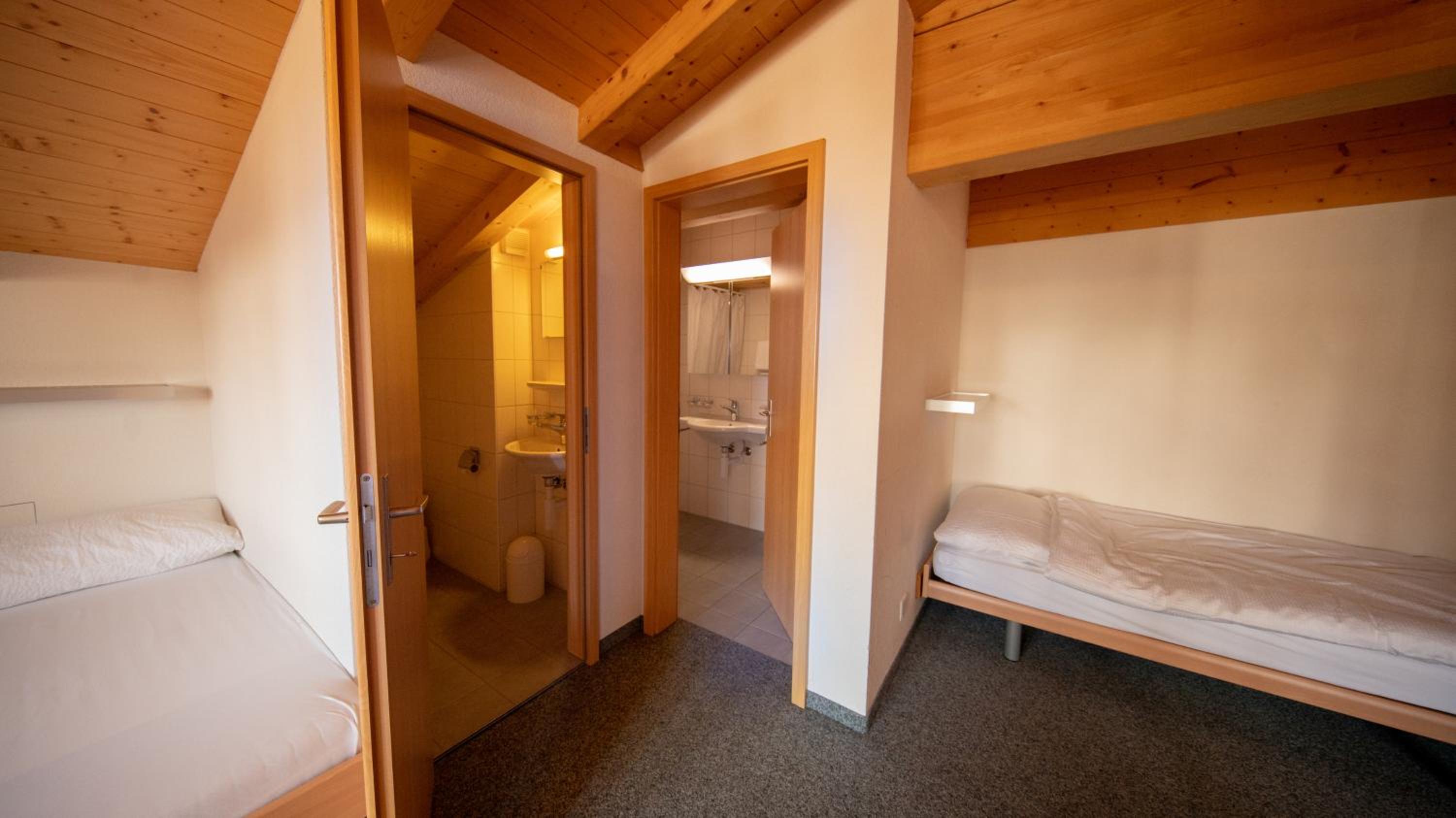 Quintuple Room with Private Bathroom - Photo 6