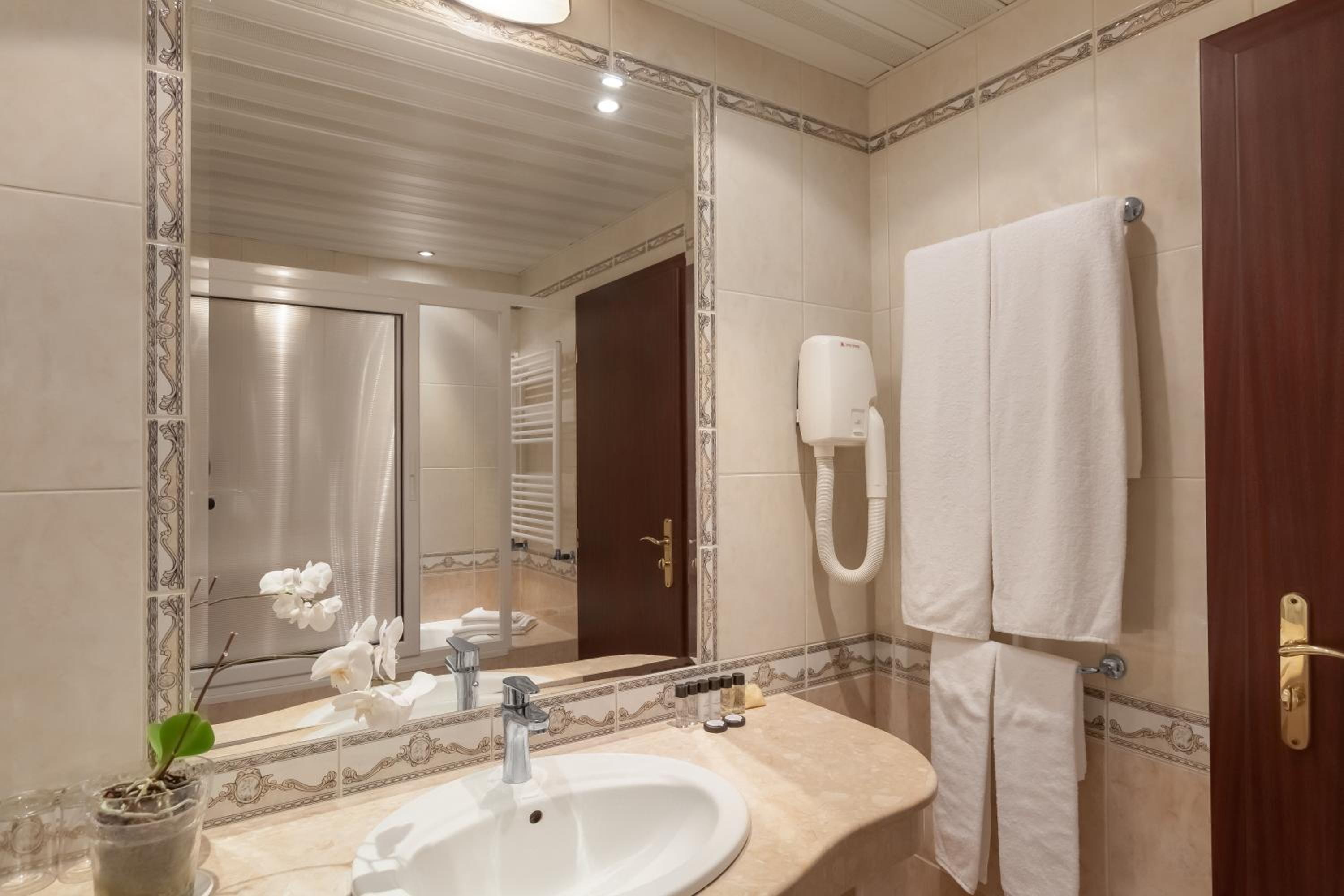 Deluxe Double Room - Photo 8