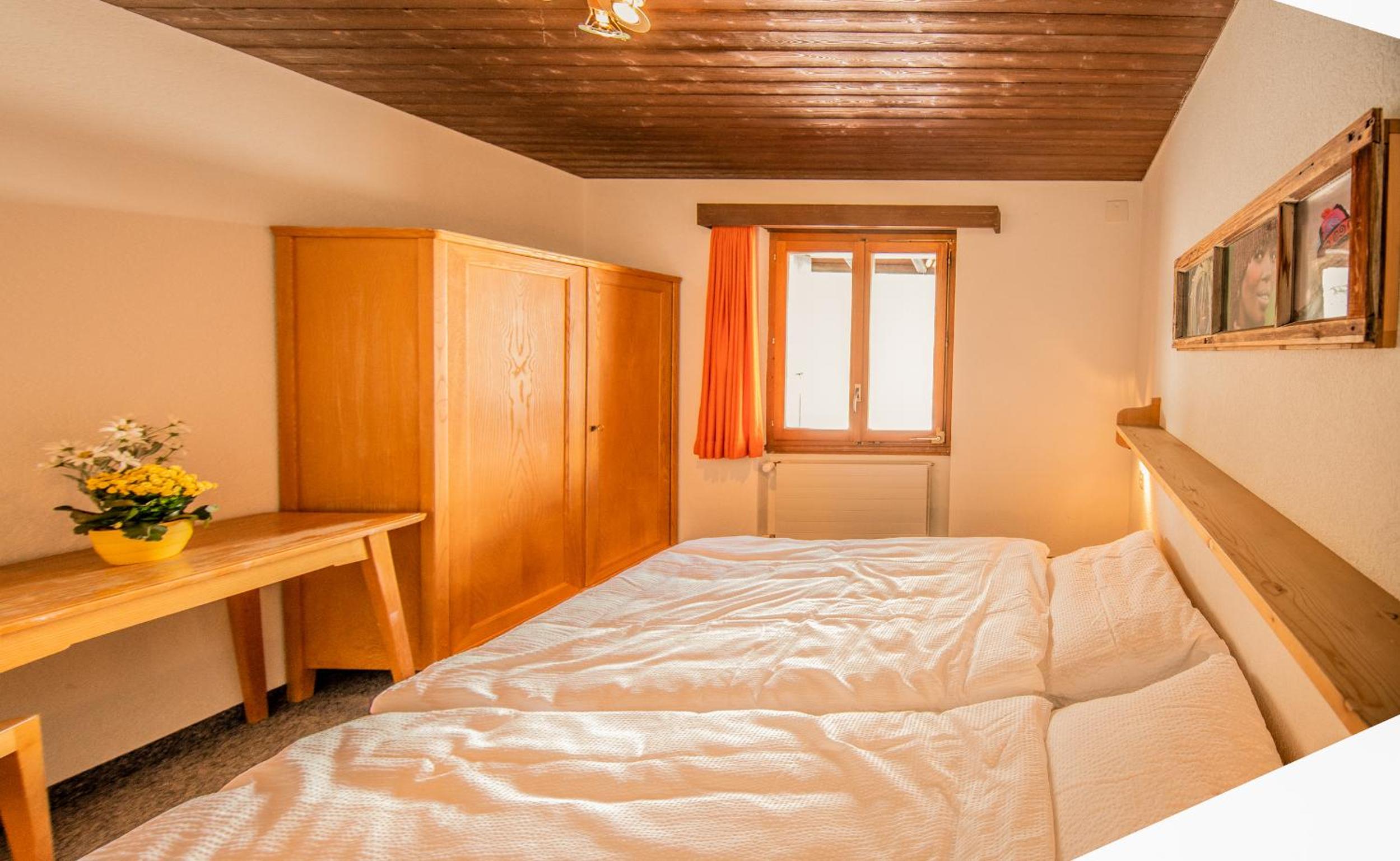 Twin Room with Private Bathroom - Photo 4