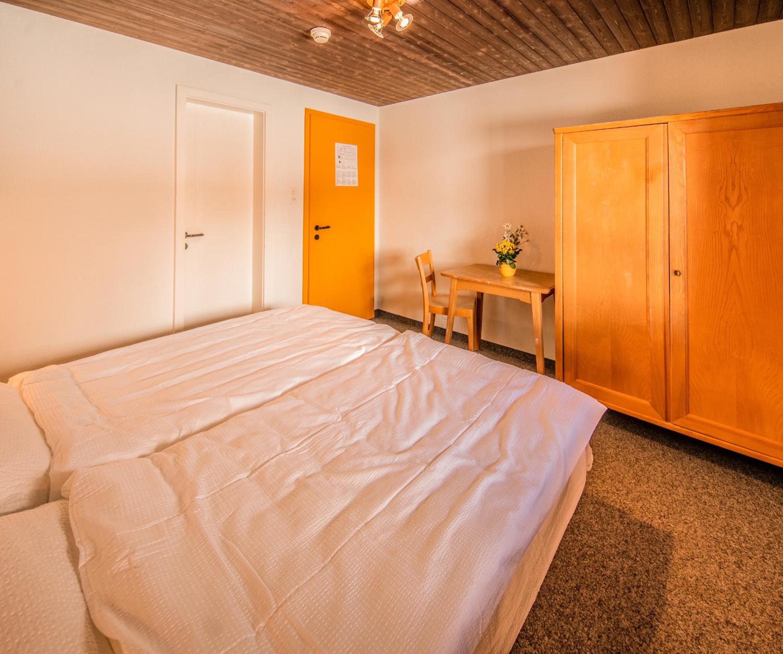 Twin Room with Private Bathroom - Photo 5