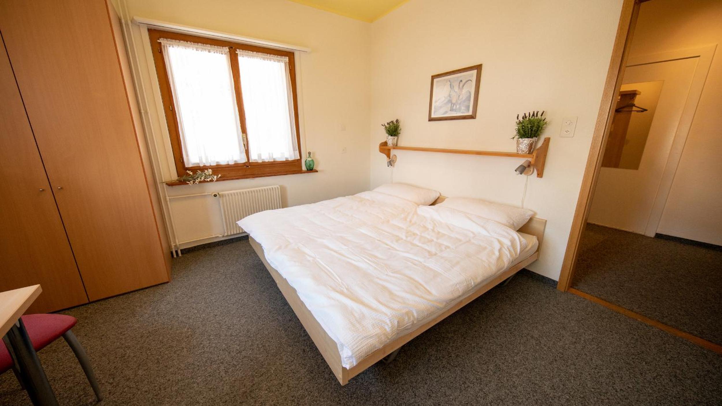 Twin Room with Private Bathroom - Photo 7