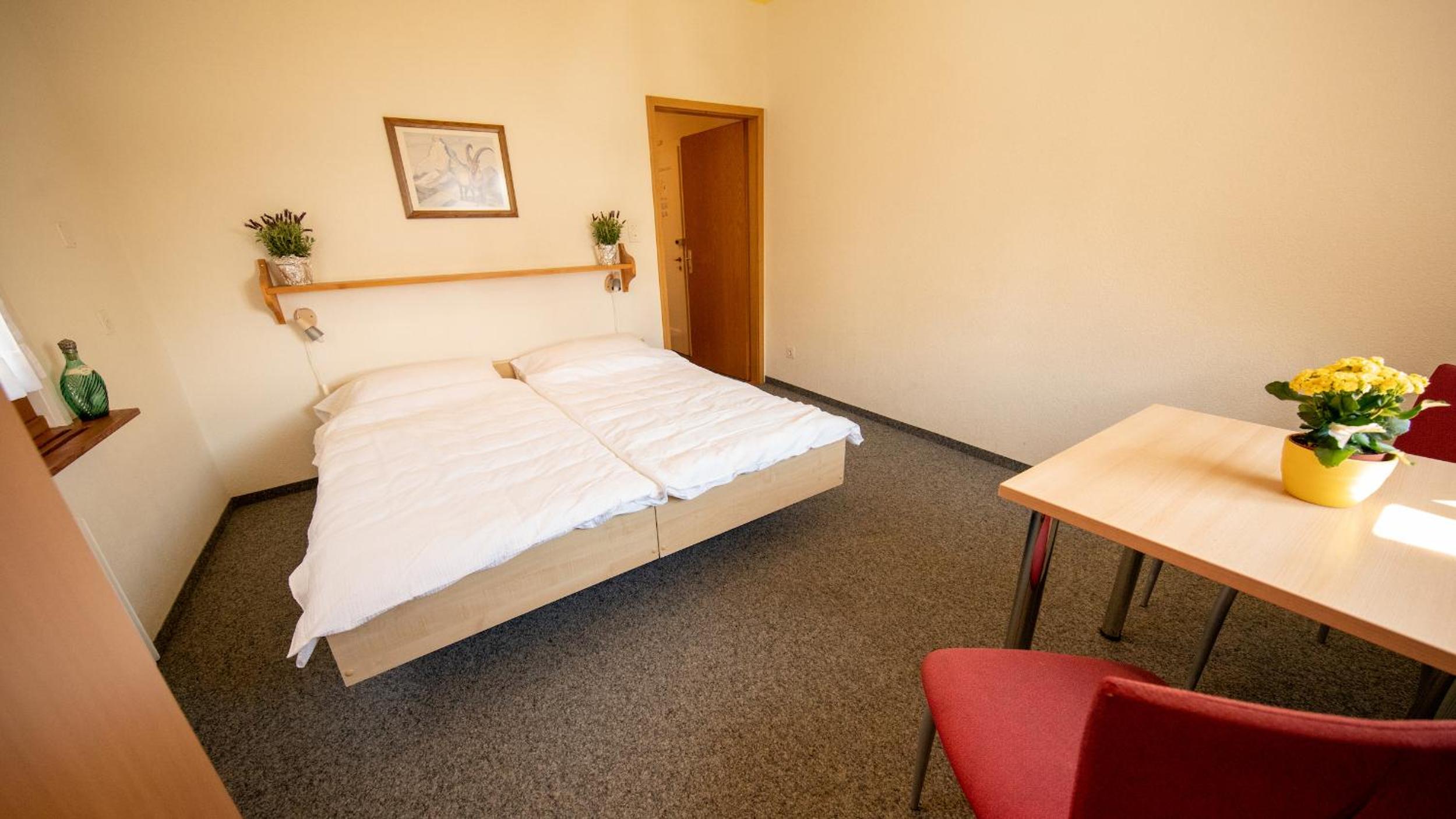 Twin Room with Private Bathroom - Photo 8