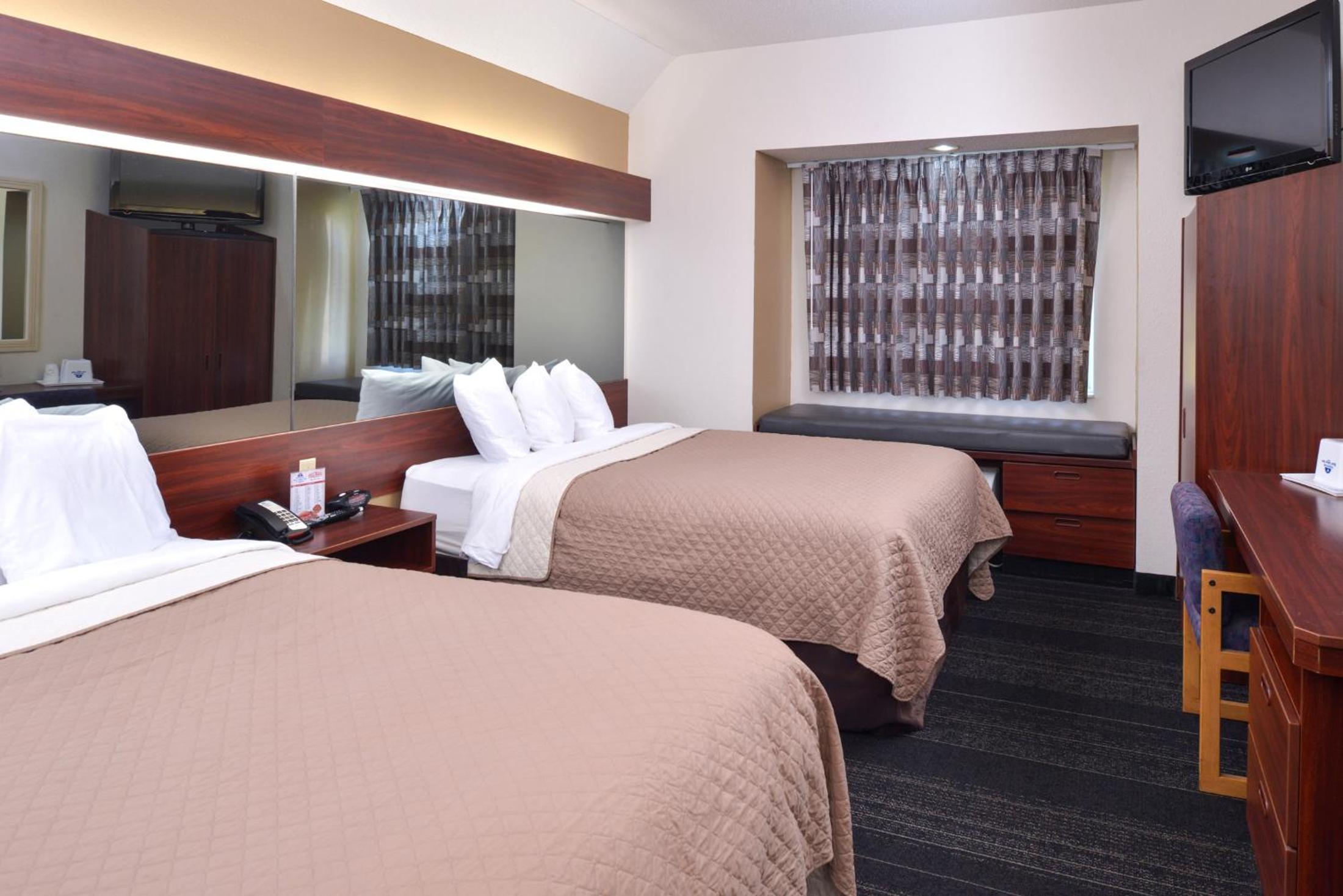 Queen Room with Two Queen Beds - Non-Smoking - Photo 1