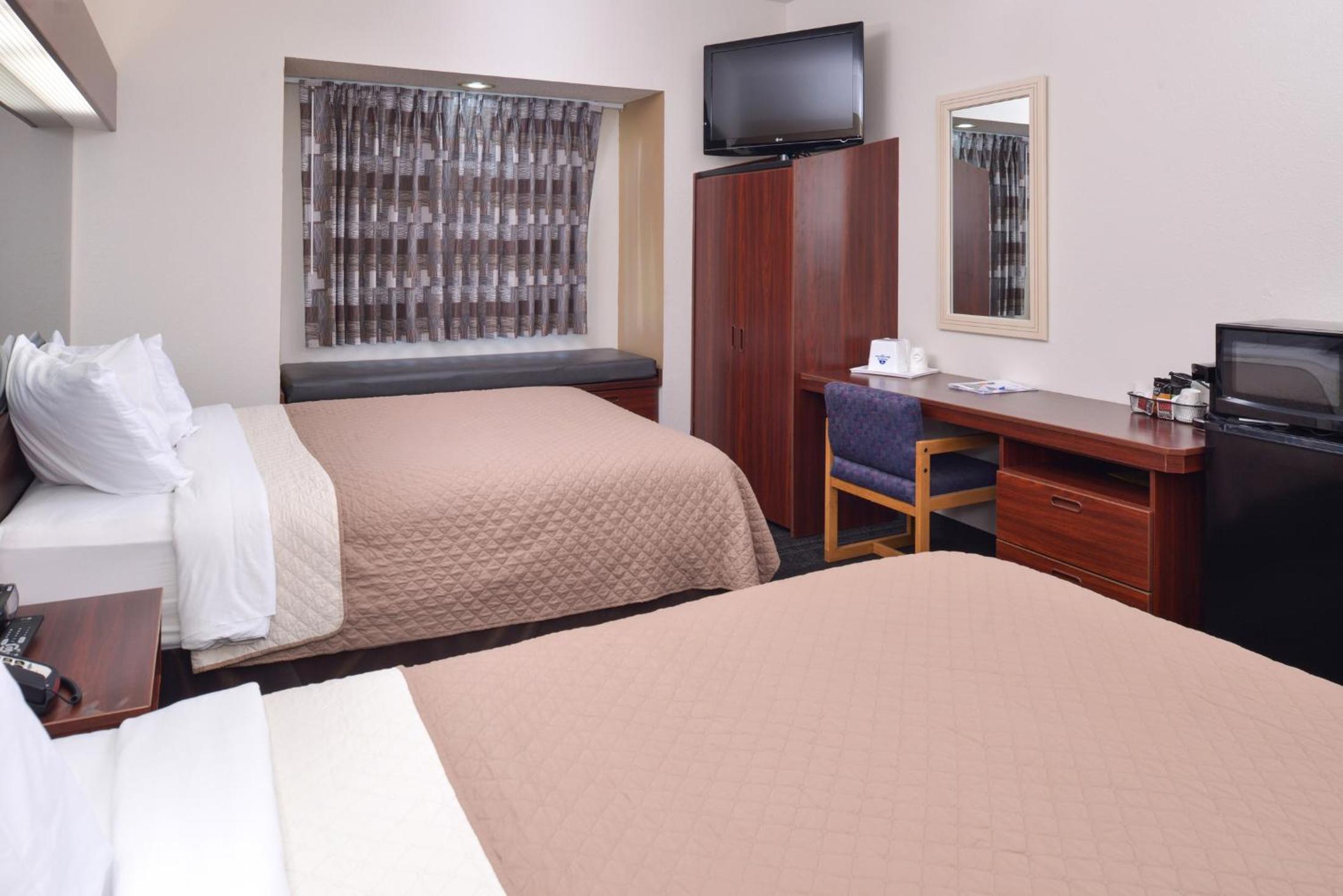Queen Room with Two Queen Beds - Non-Smoking - Photo 3