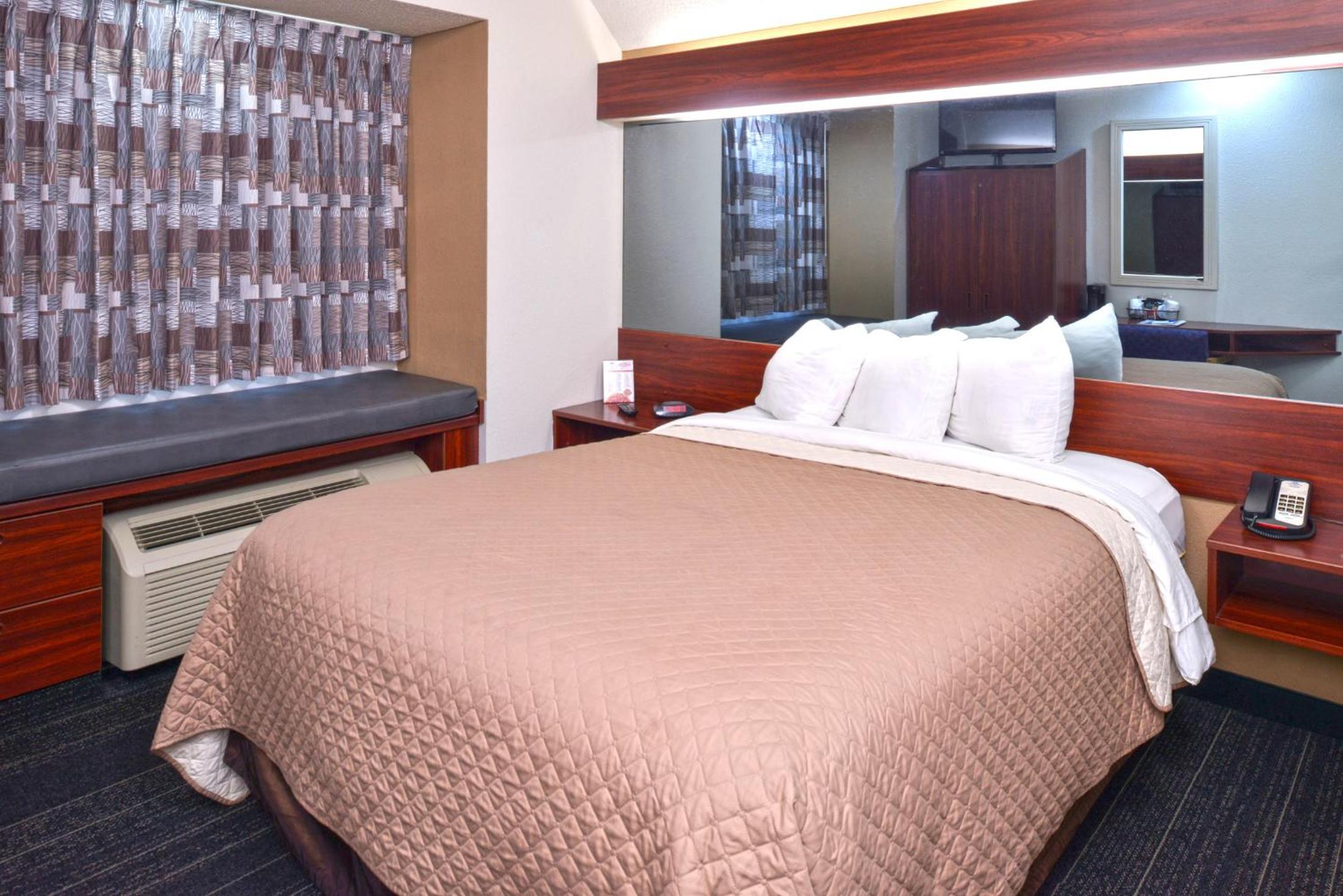 Queen Room - Non-Smoking - Photo 2