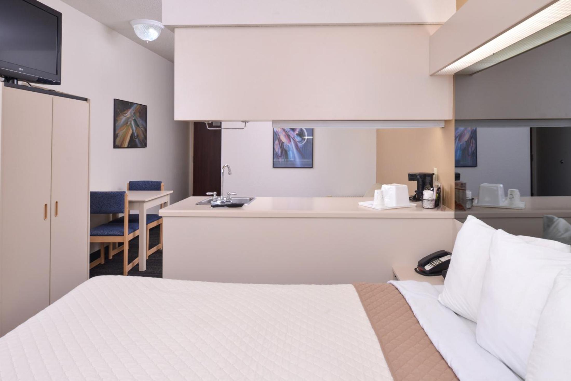 Queen Room with Two Queen Beds - Non-Smoking - Photo 5