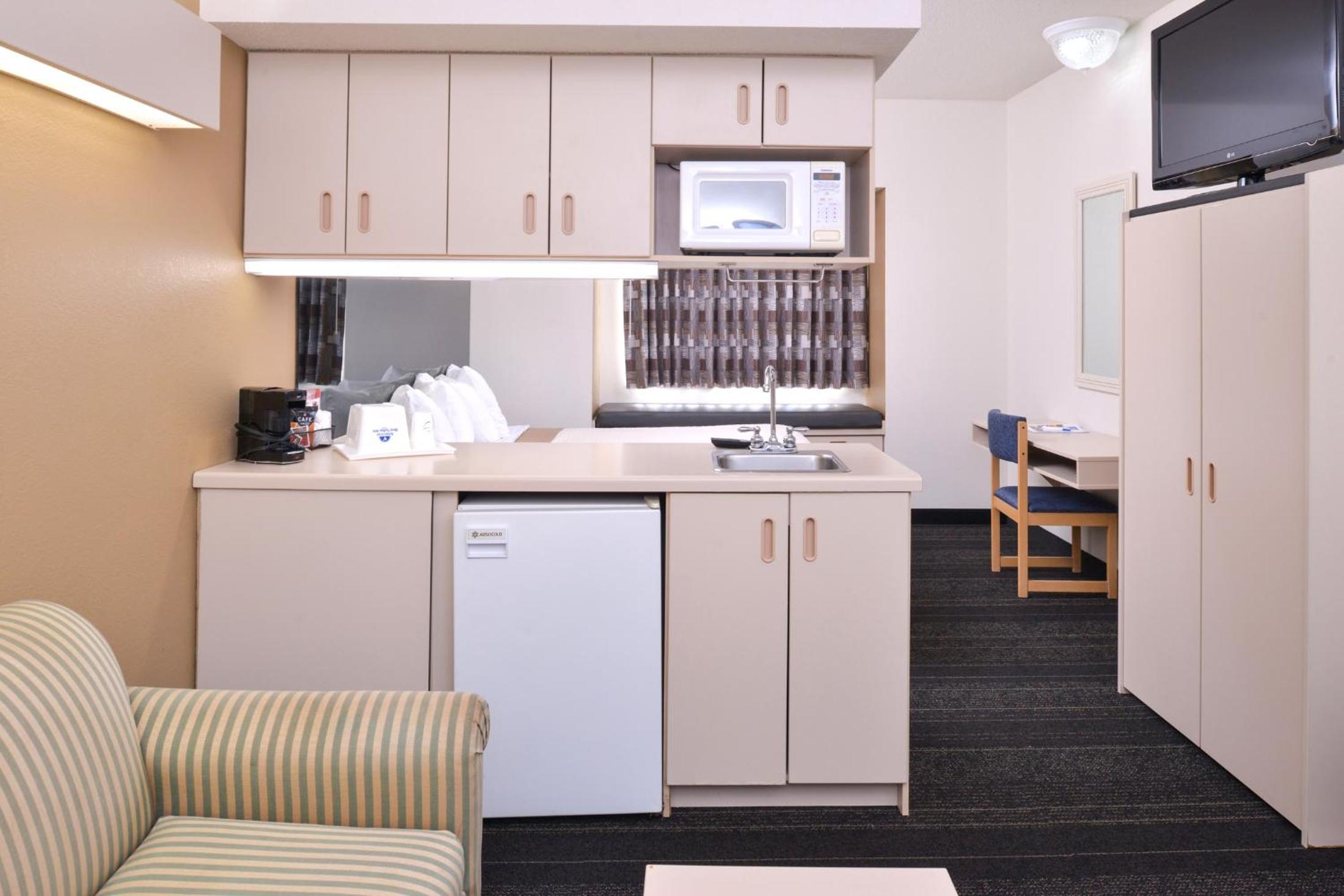 King Suite - Non-Smoking - Photo 4