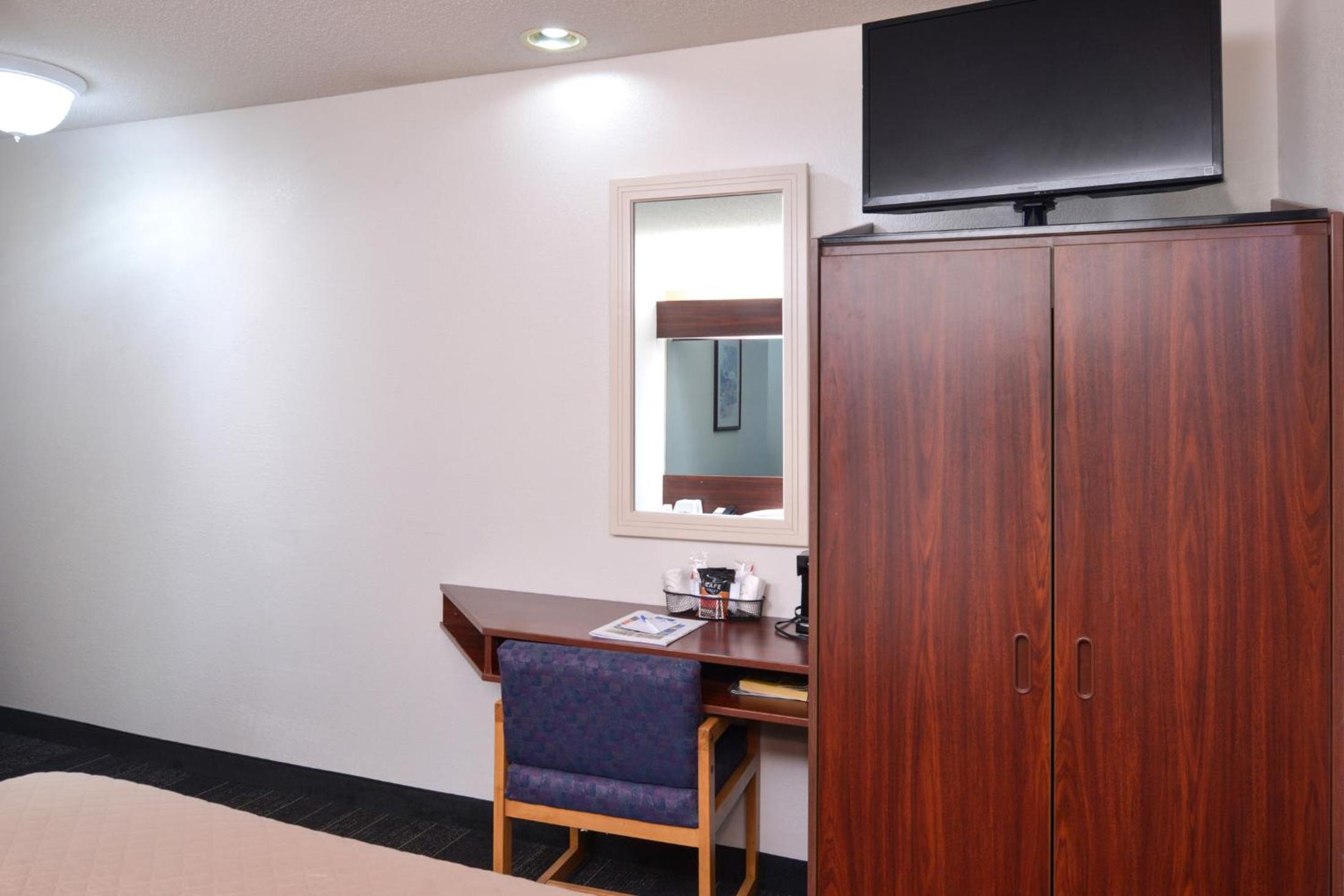 Queen Room - Non-Smoking - Photo 3