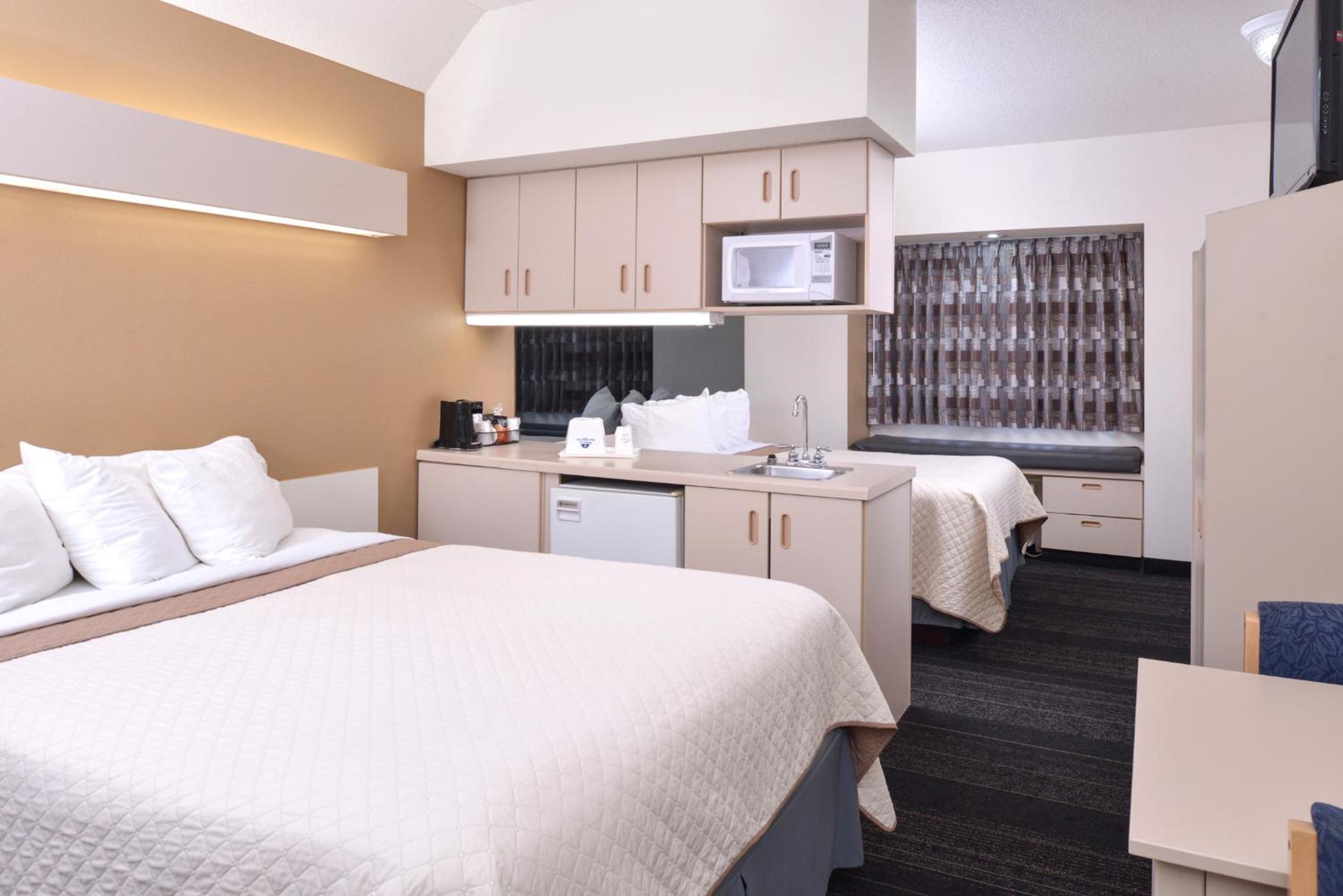 Deluxe Queen Suite with Two Queen Beds - Non-Smoking - Photo 3