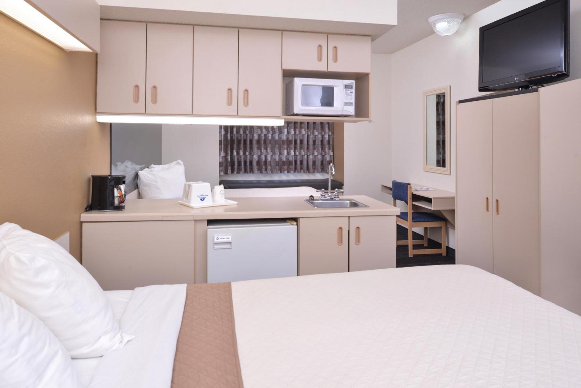 Deluxe Queen Suite with Two Queen Beds - Non-Smoking - Photo 4
