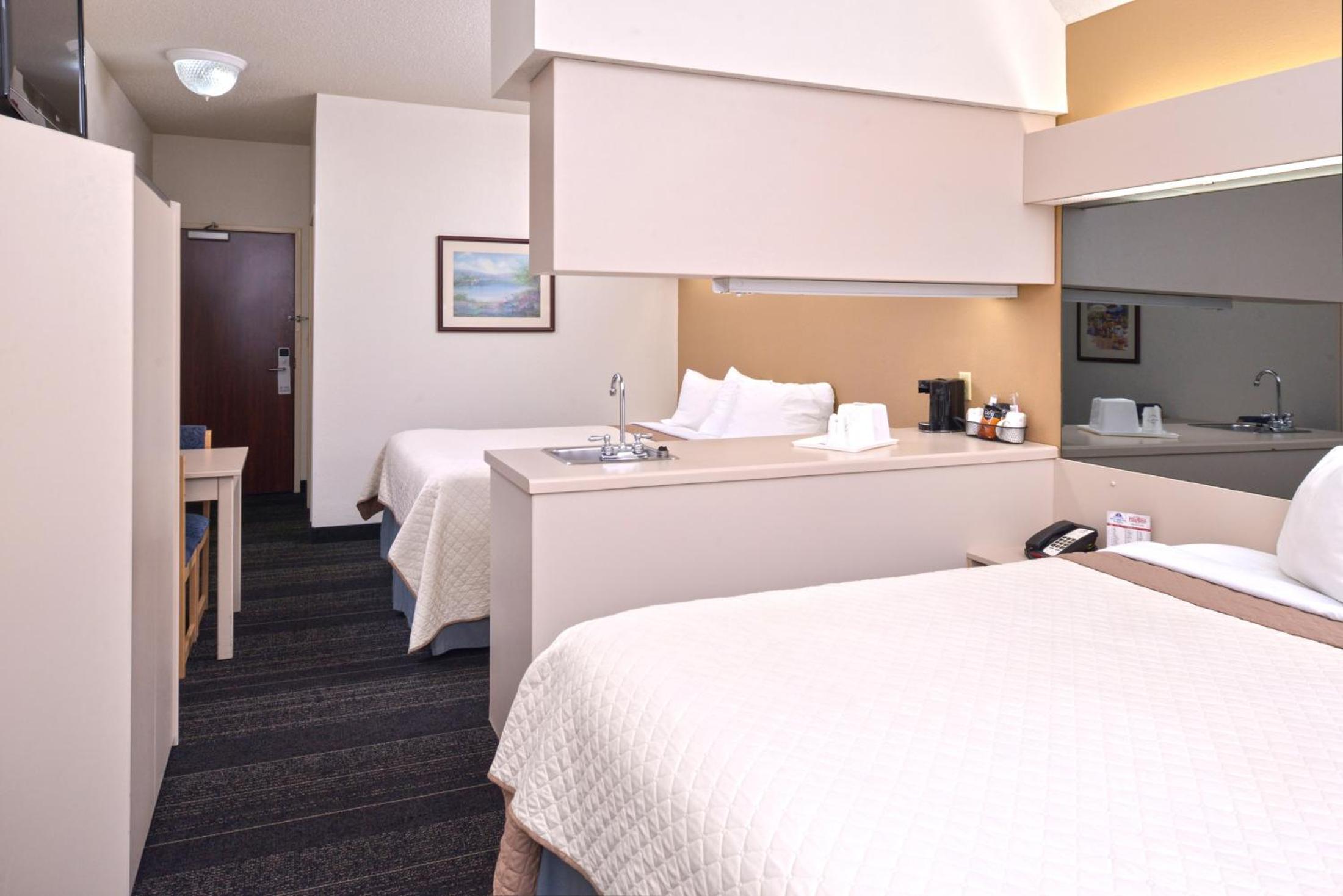 Deluxe Queen Suite with Two Queen Beds - Non-Smoking - Photo 5