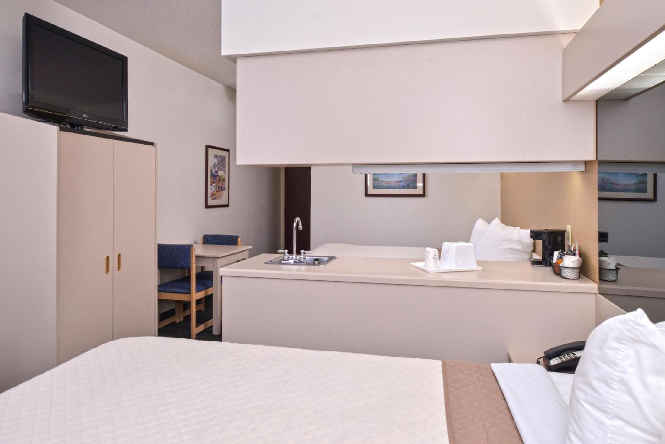 Deluxe Queen Suite with Two Queen Beds - Non-Smoking - Photo 6