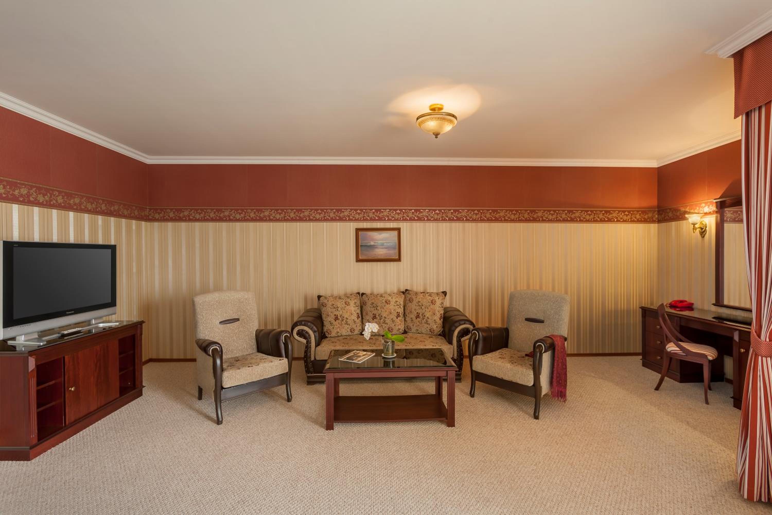 Deluxe Suite - Photo 3