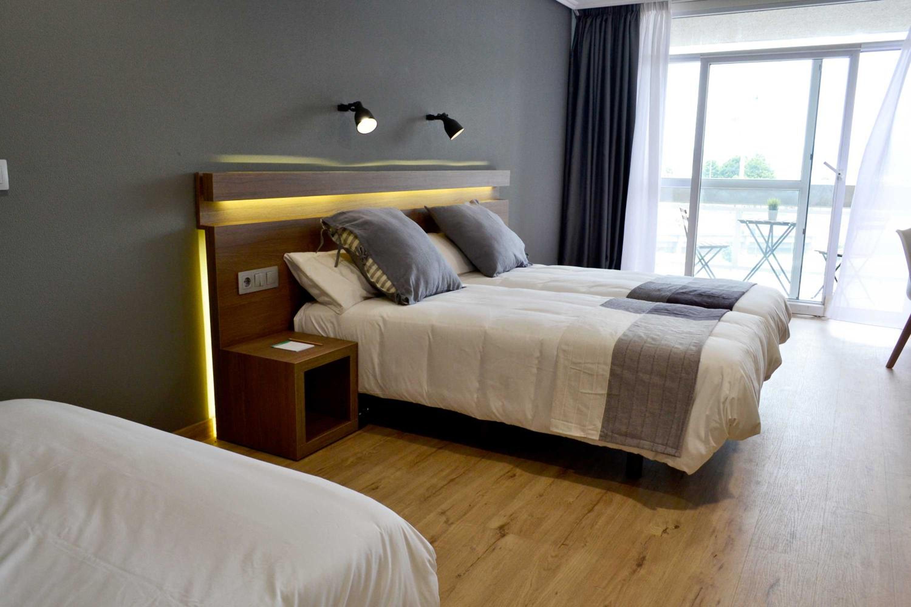 Habitación triple con vista al mar.