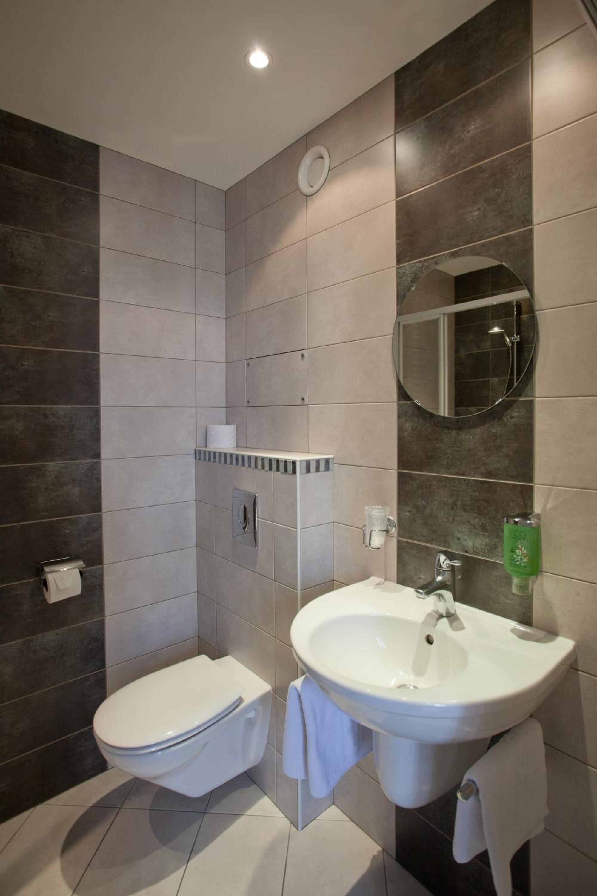 Standard Double Room with River View - Photo 4