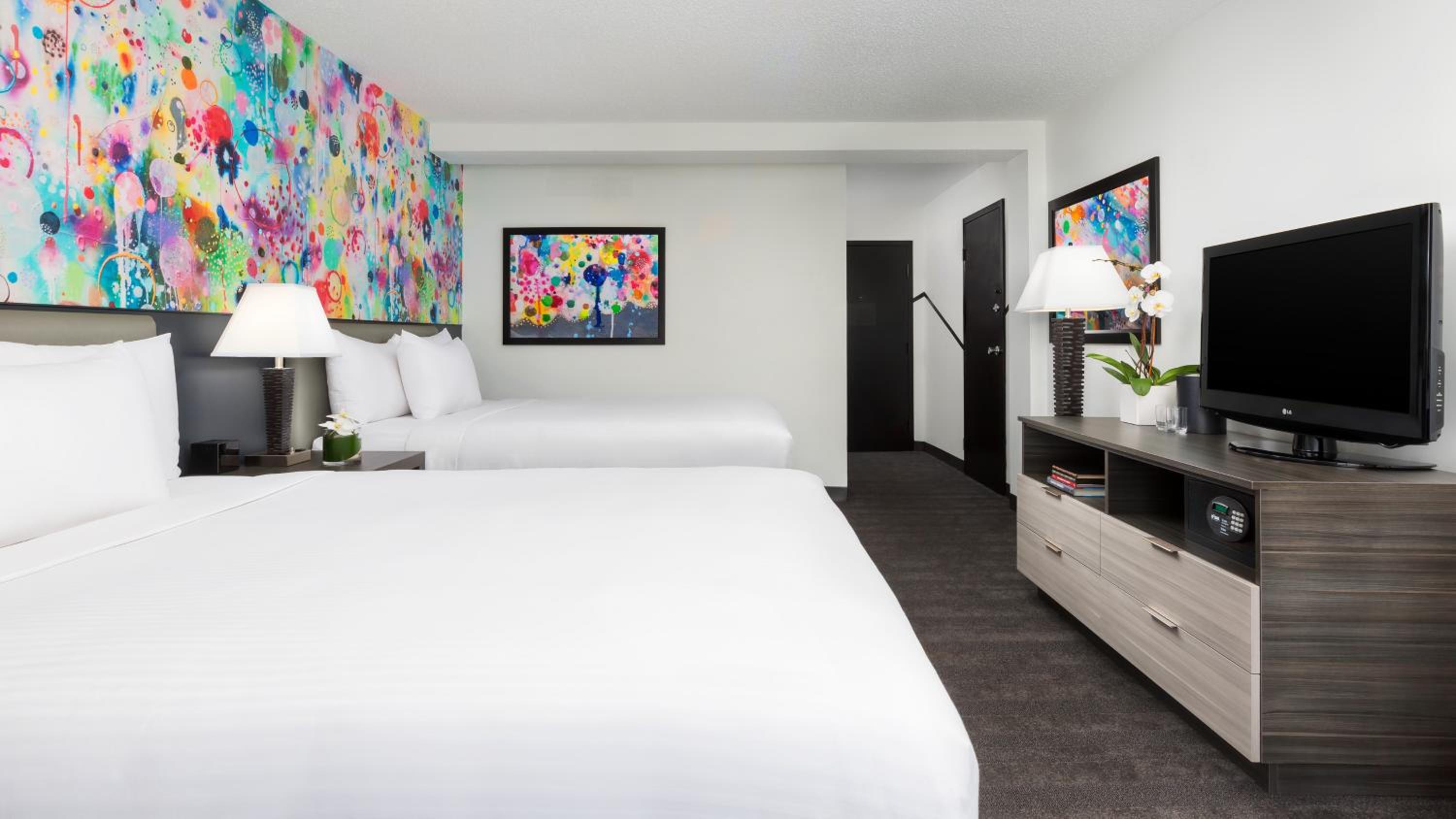Standard Queen Room with Two Queen Beds - Photo 7