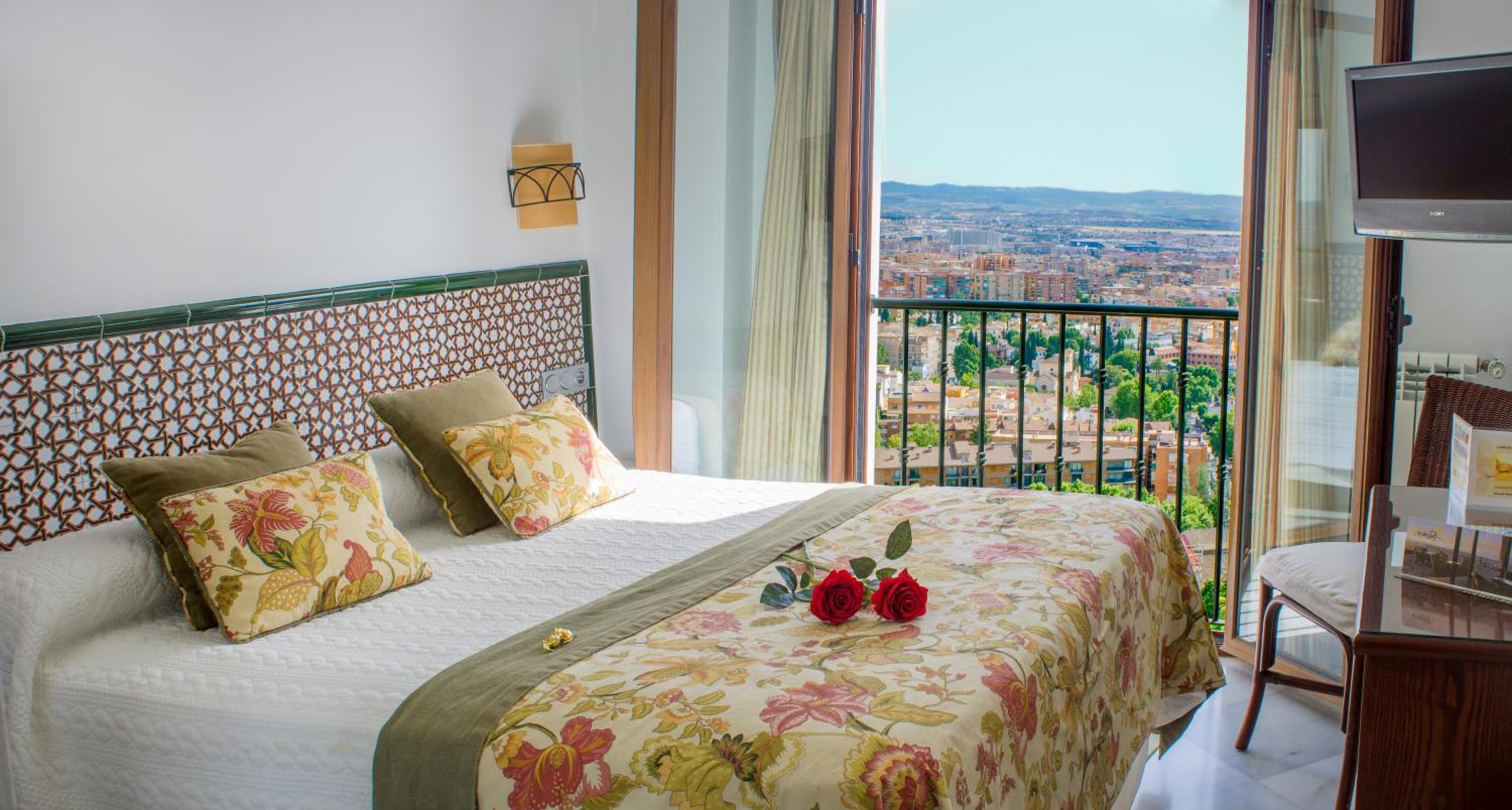 Superior Twin Room with City View - Photo 4