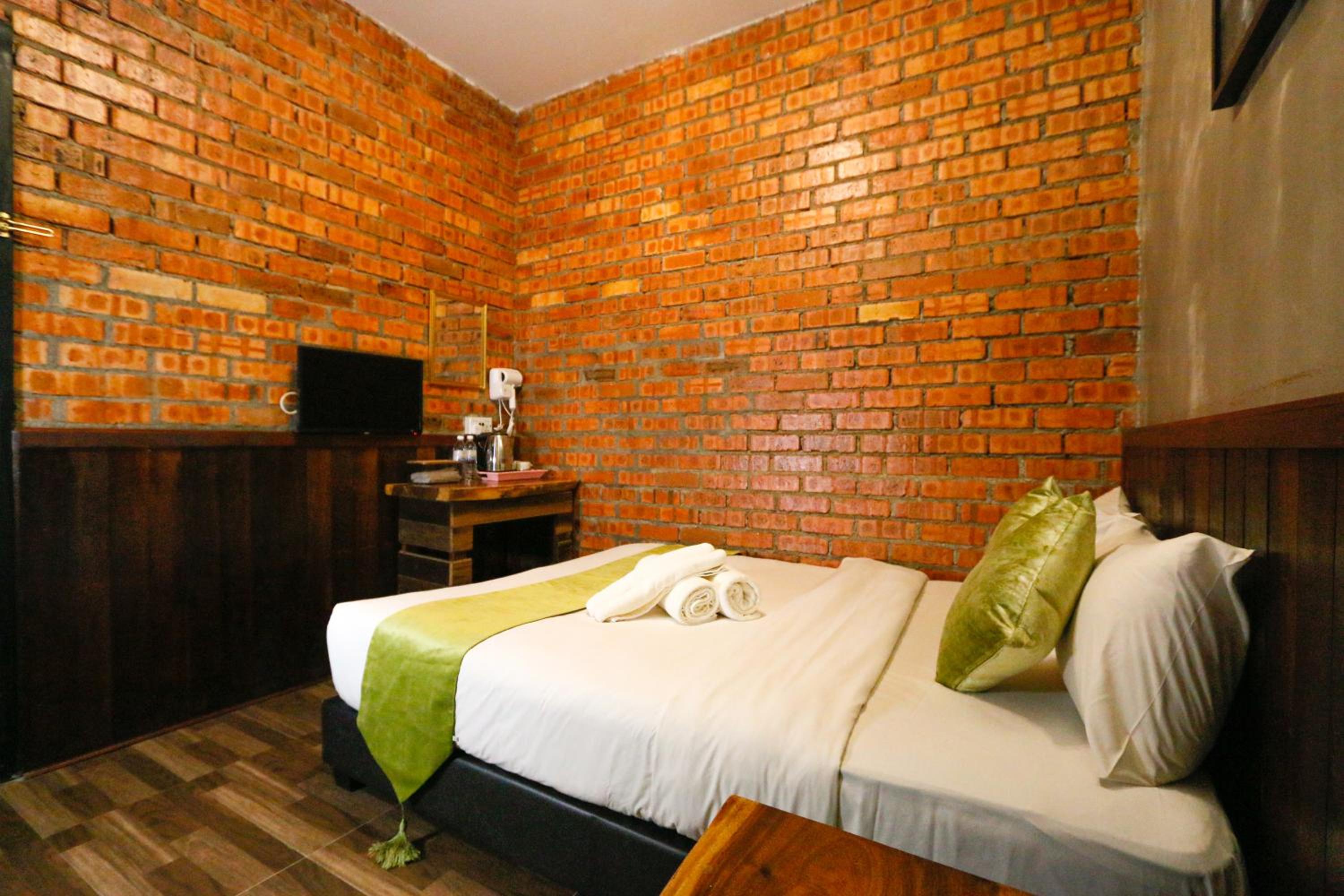 Standard Queen Room