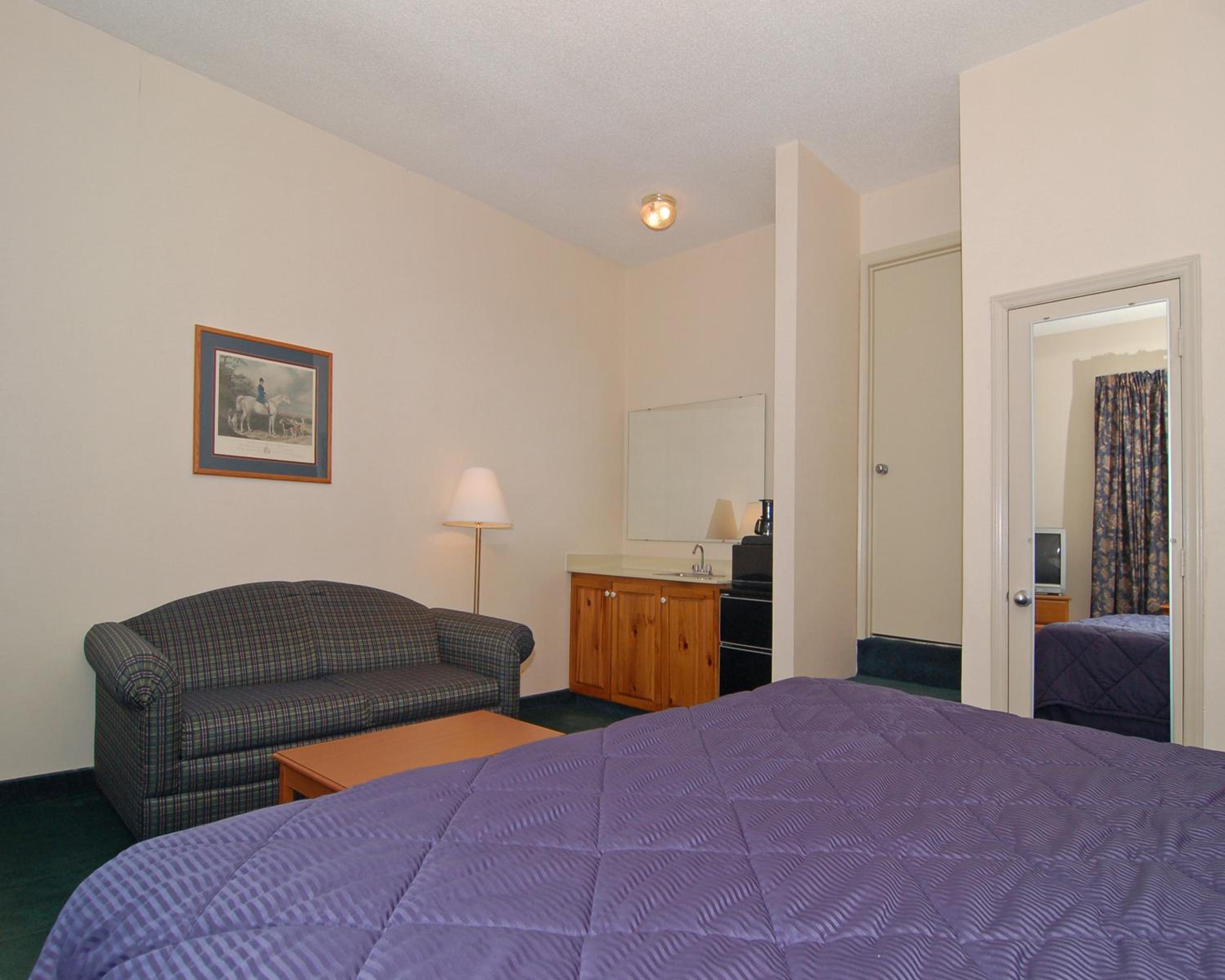 King Room - Non-Smoking - Photo 3