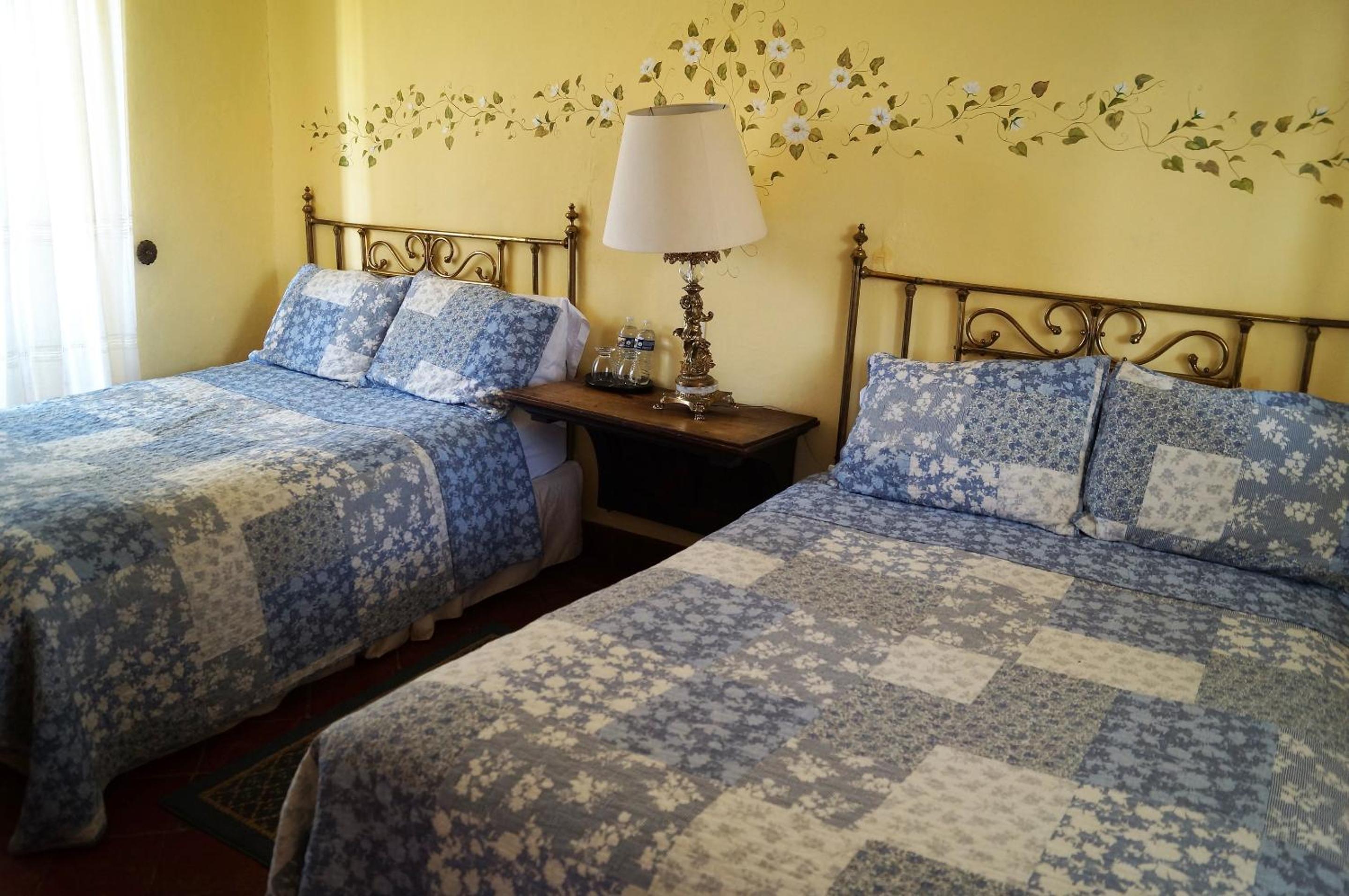 Two Double Beds Room with Private Bathroom - Photo 3