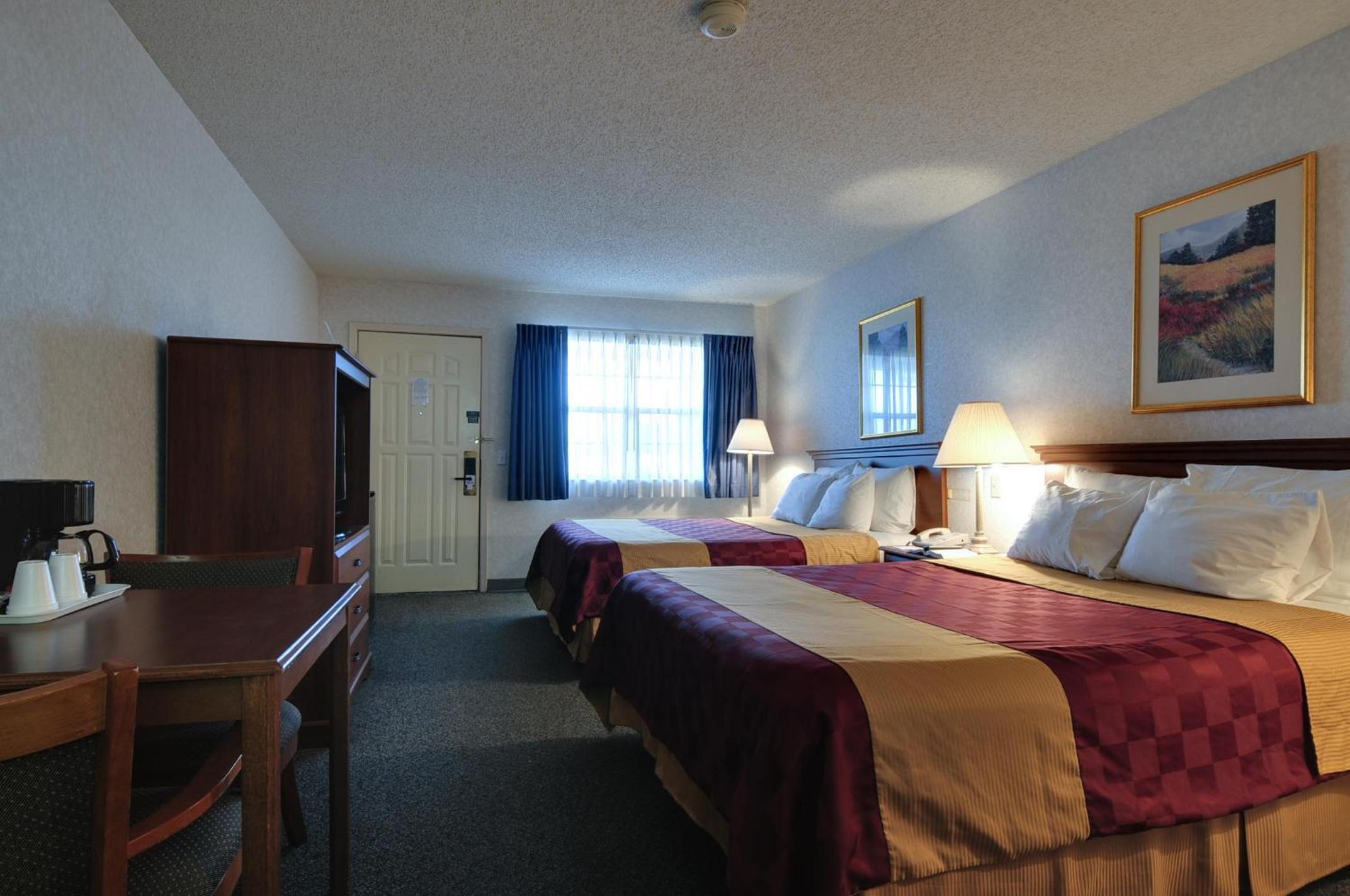 Queen Room with Two Queen Beds - Smoking - Photo 2