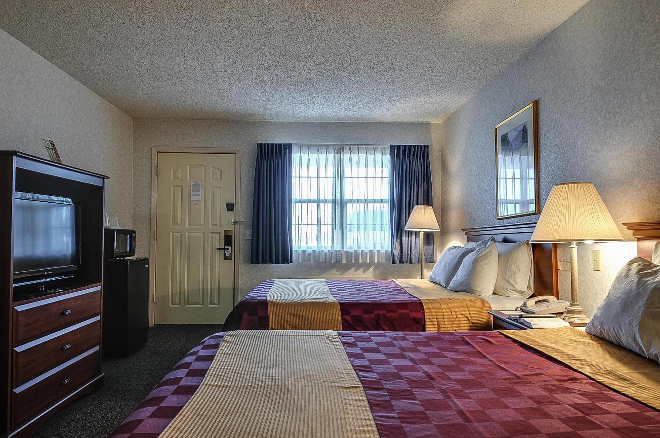 Queen Room with Two Queen Beds - Smoking - Photo 4